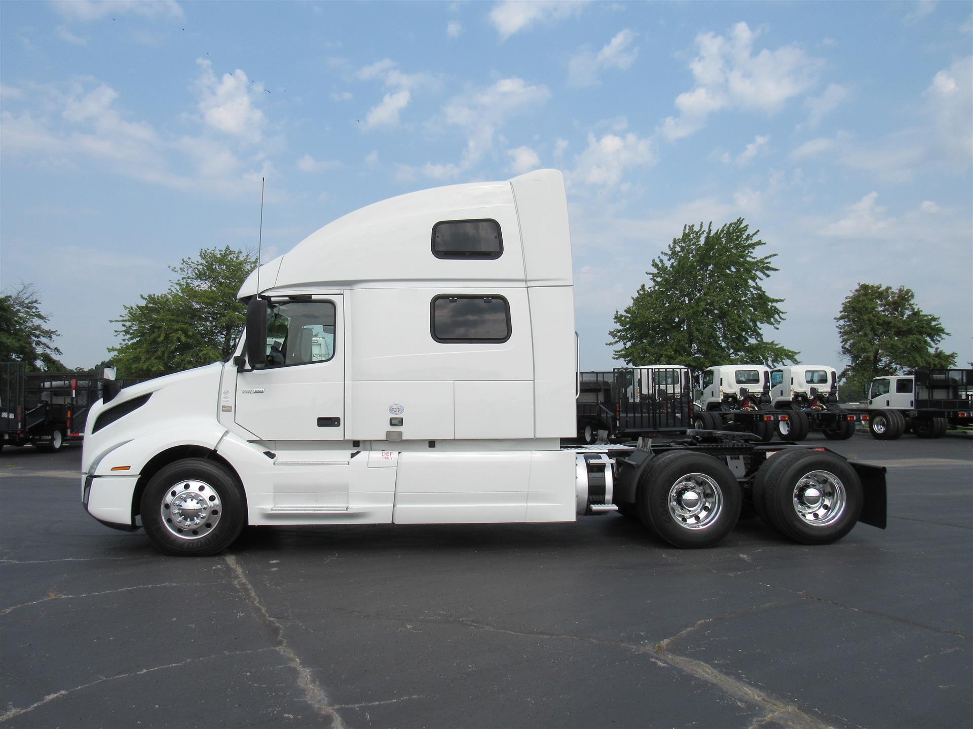 2020 Volvo VNL 860 in Kansas City, MO — photo 2