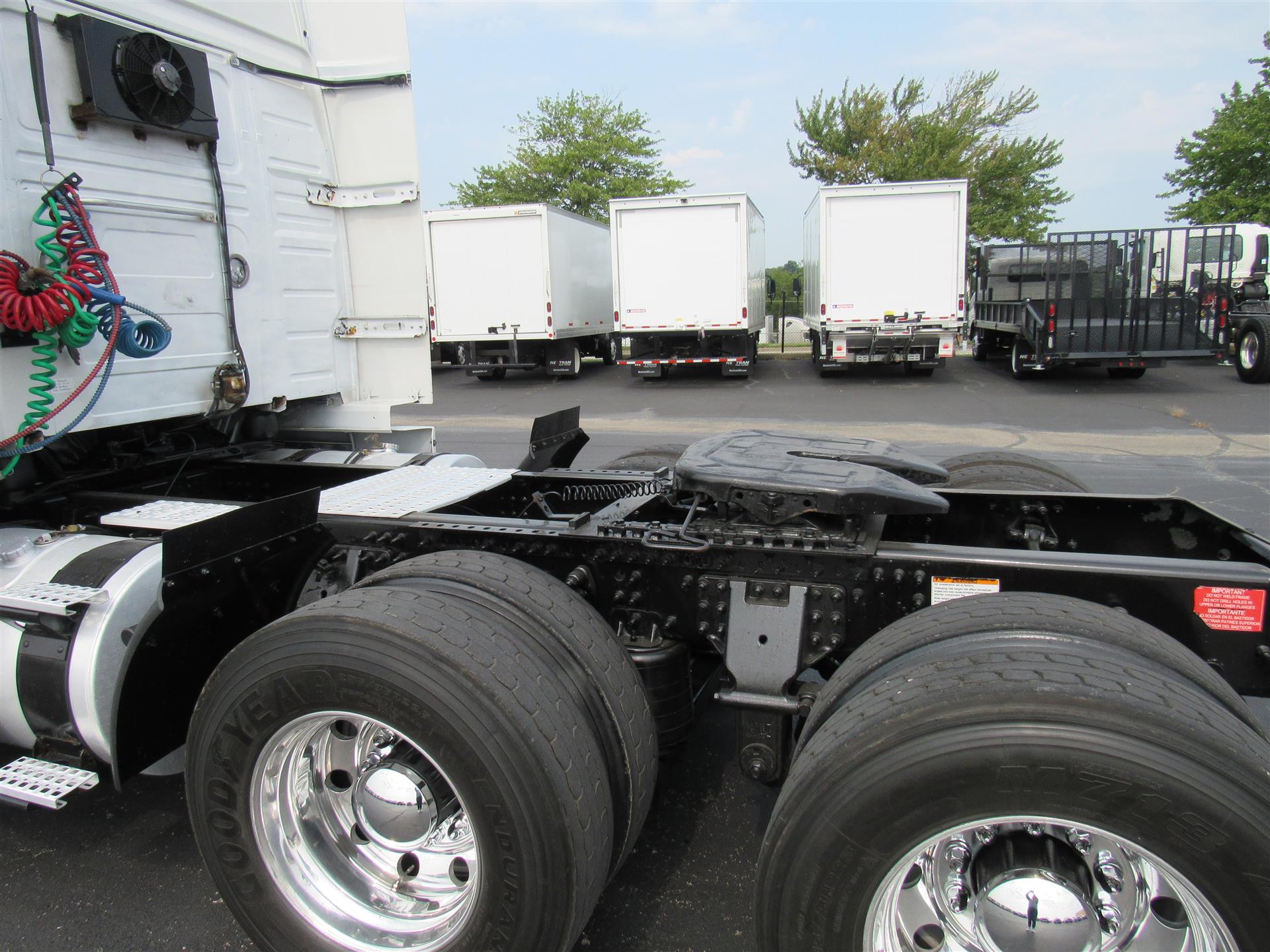 2020 Volvo VNL 860 in Kansas City, MO — photo 3