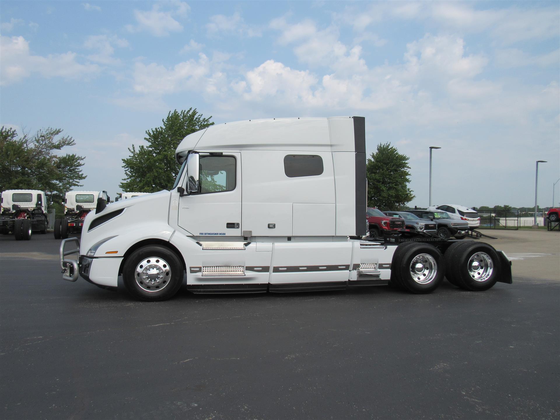 2024 Volvo VNL 740 in Kansas City, MO — photo 2