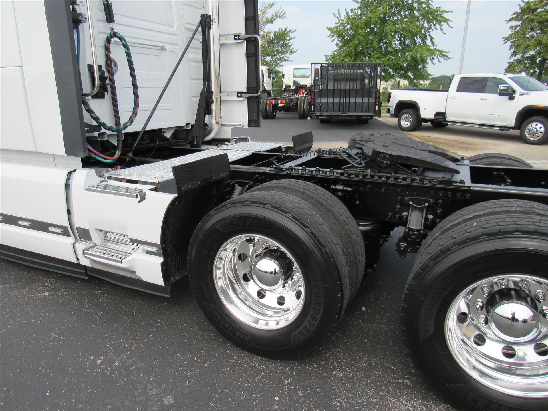 2024 Volvo VNL 740 in Kansas City, MO — photo 3