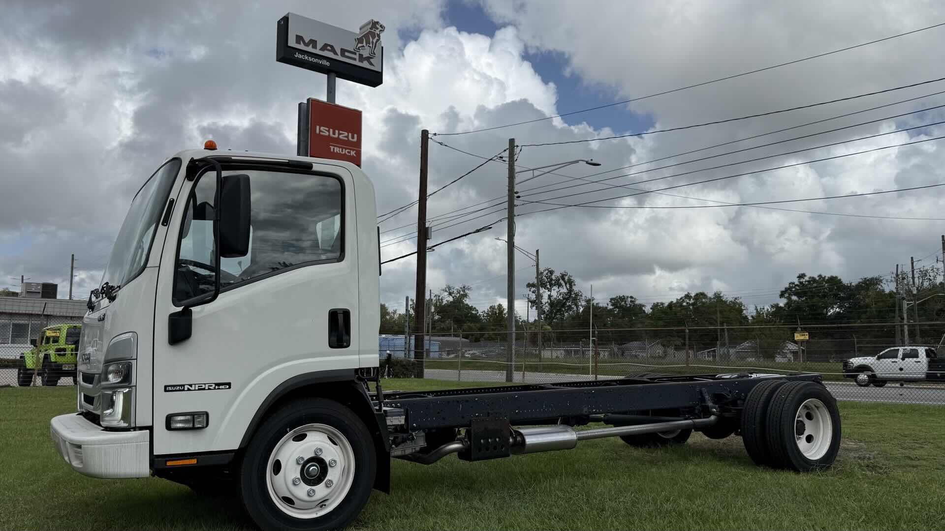 2025 Isuzu NPR-1F404