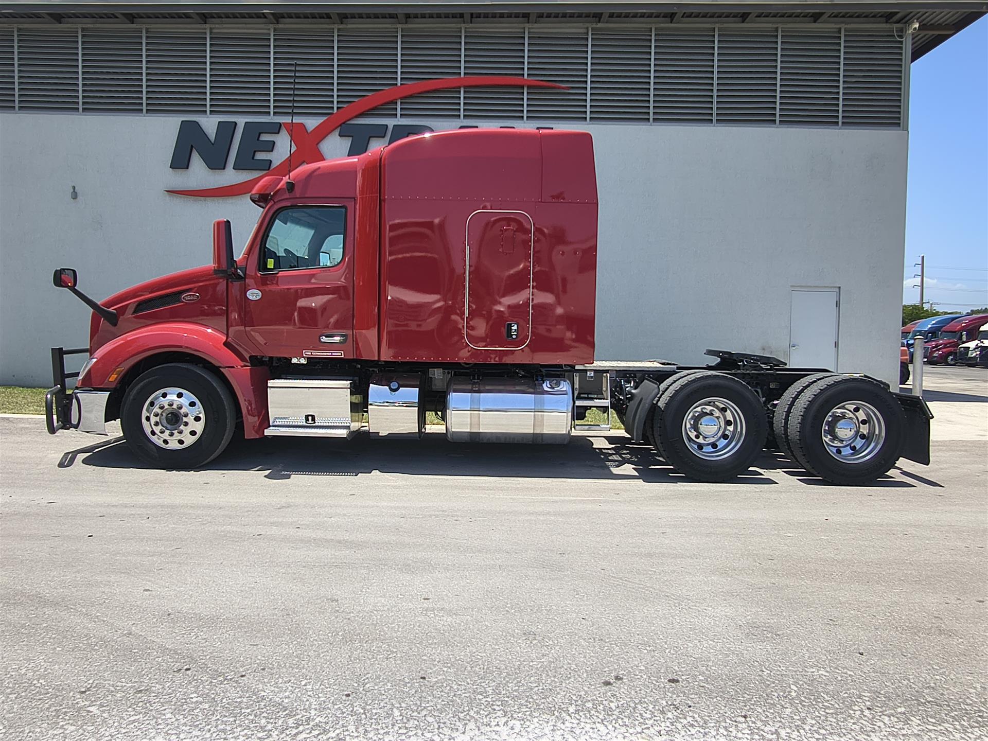 2023 Peterbilt 579 in Fort Lauderdale, FL — photo 7