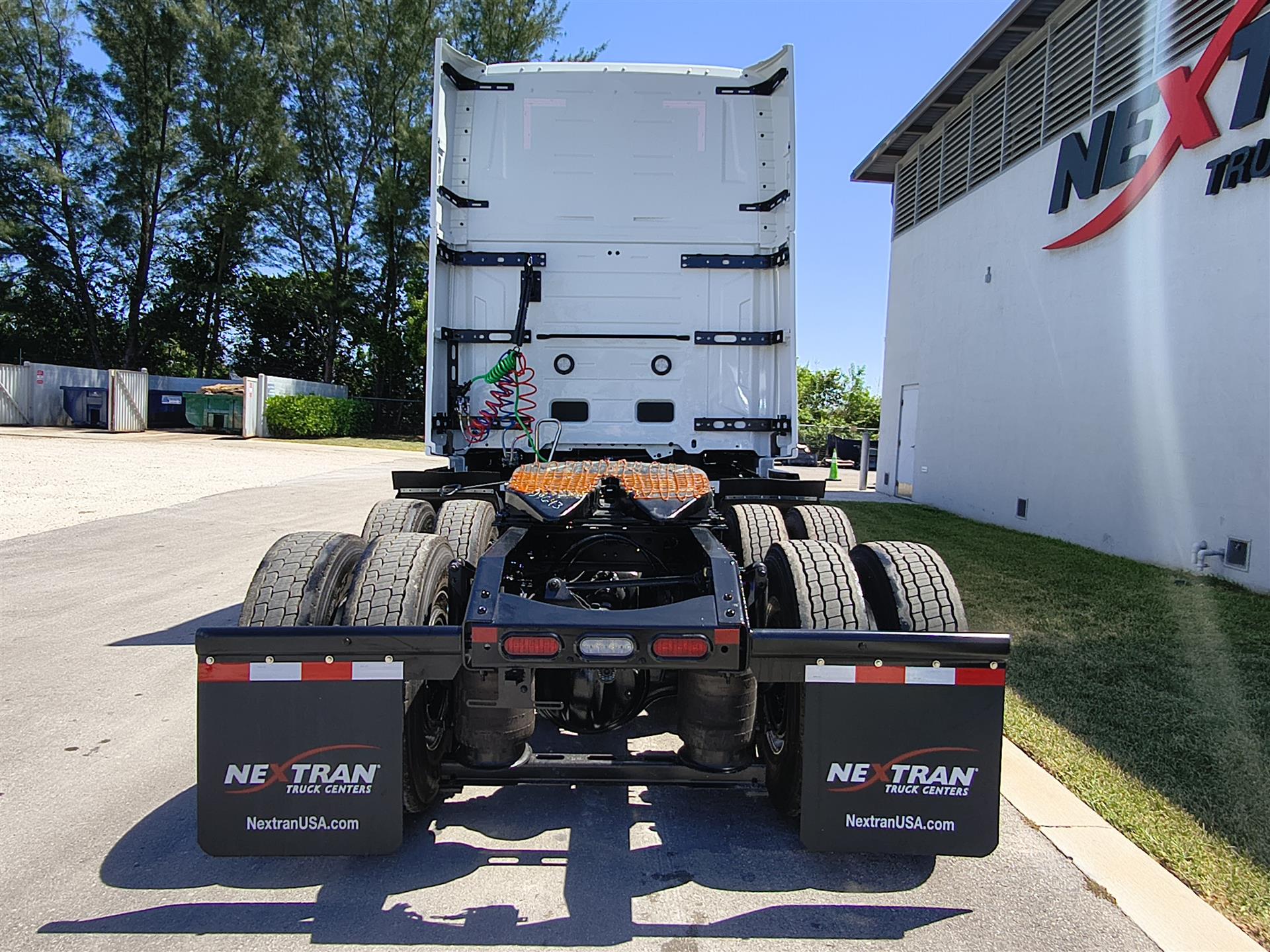2027 Volvo VNL 860 in Fort Lauderdale, FL — photo 5