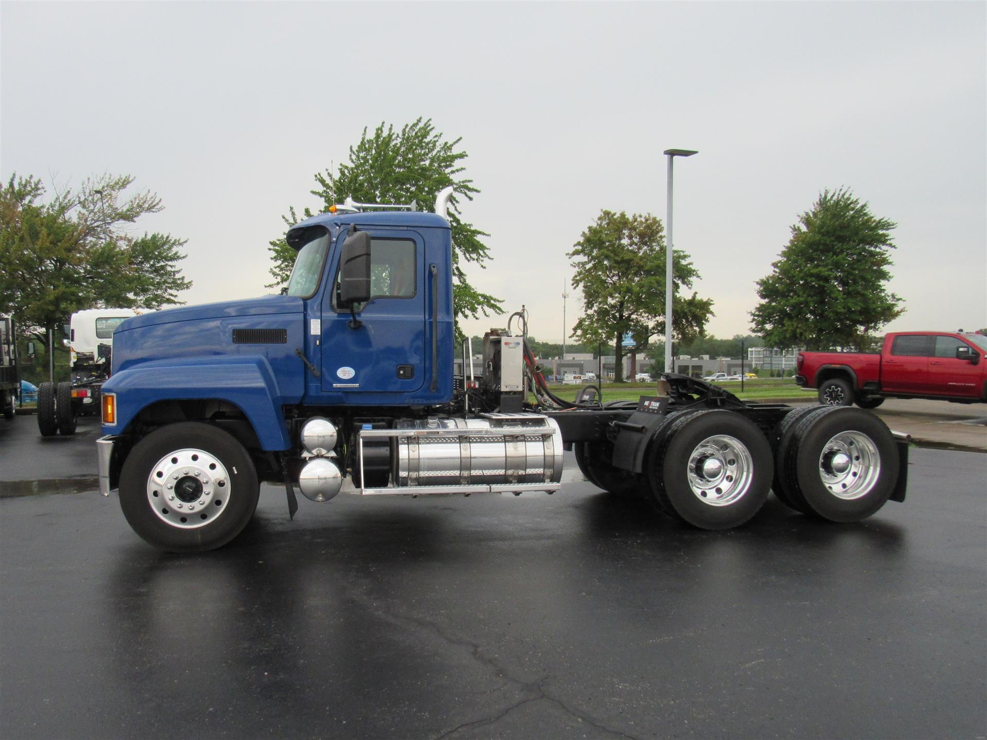 2022 Mack Pinnacle in Kansas City, MO — photo 2