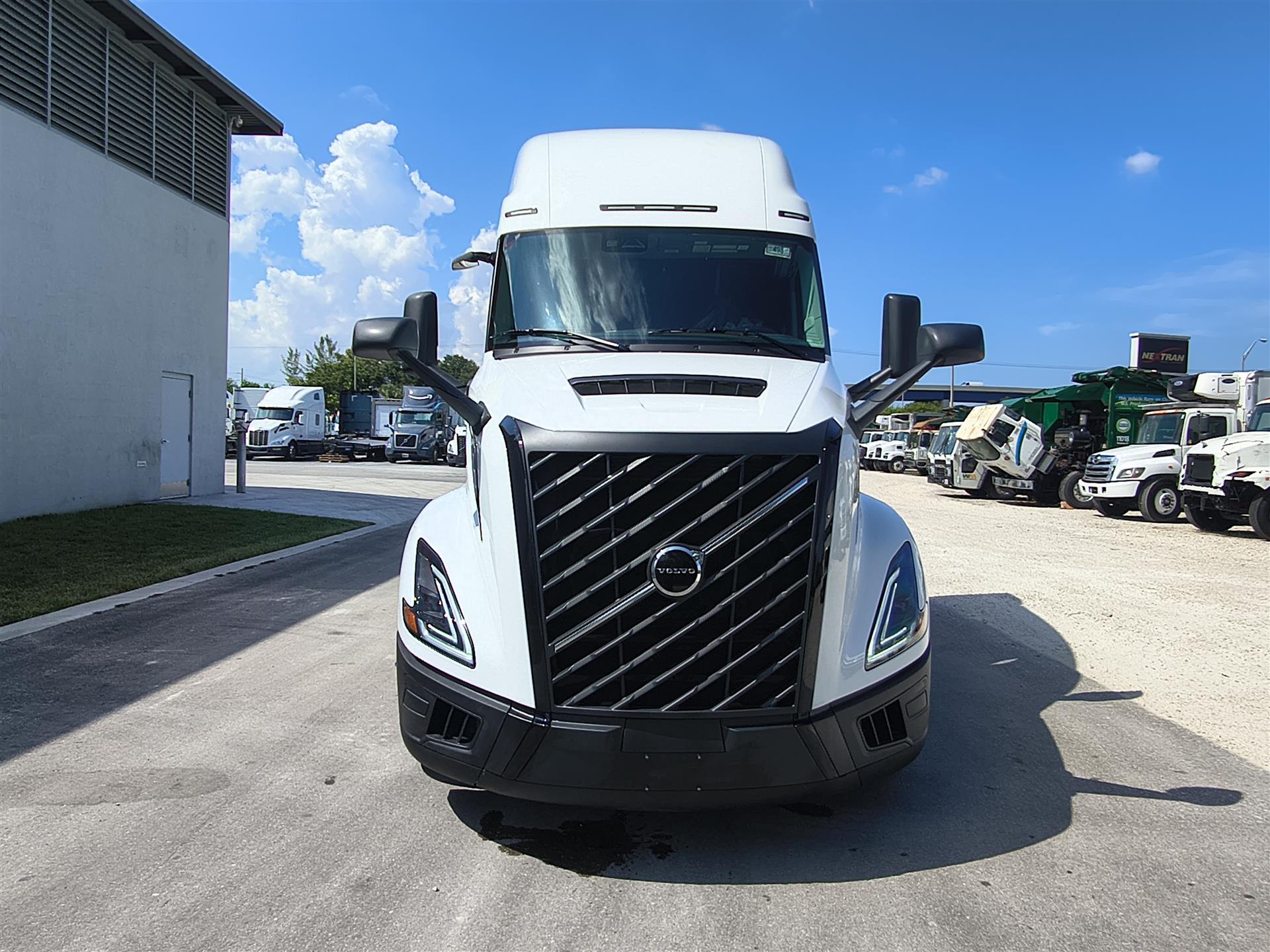 2027 Volvo VNL 860 in Fort Lauderdale, FL — photo 2