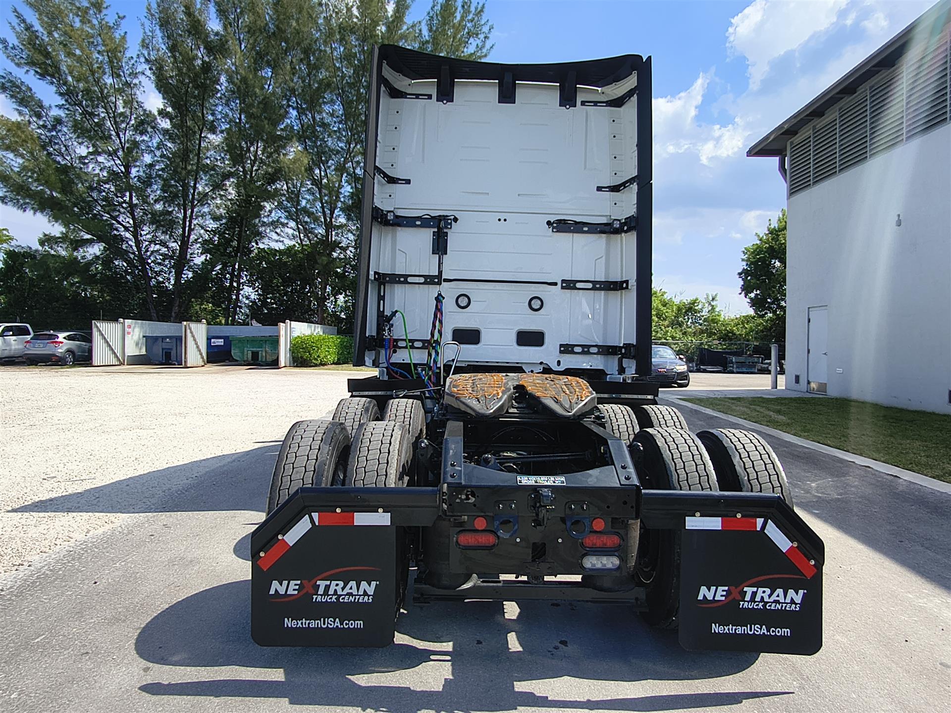 2027 Volvo VNL 860 in Fort Lauderdale, FL — photo 5
