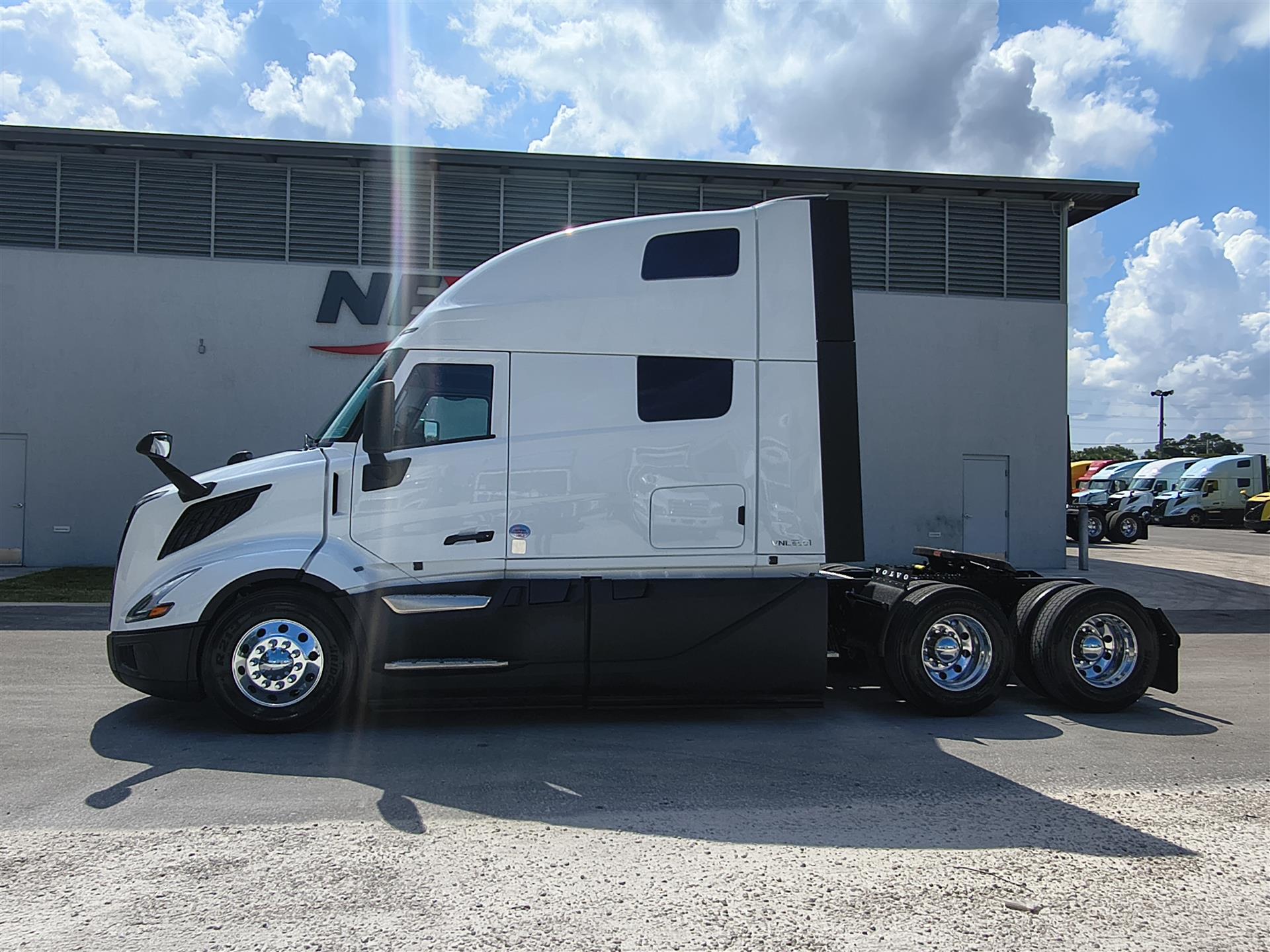 2027 Volvo VNL 860 in Fort Lauderdale, FL — photo 7