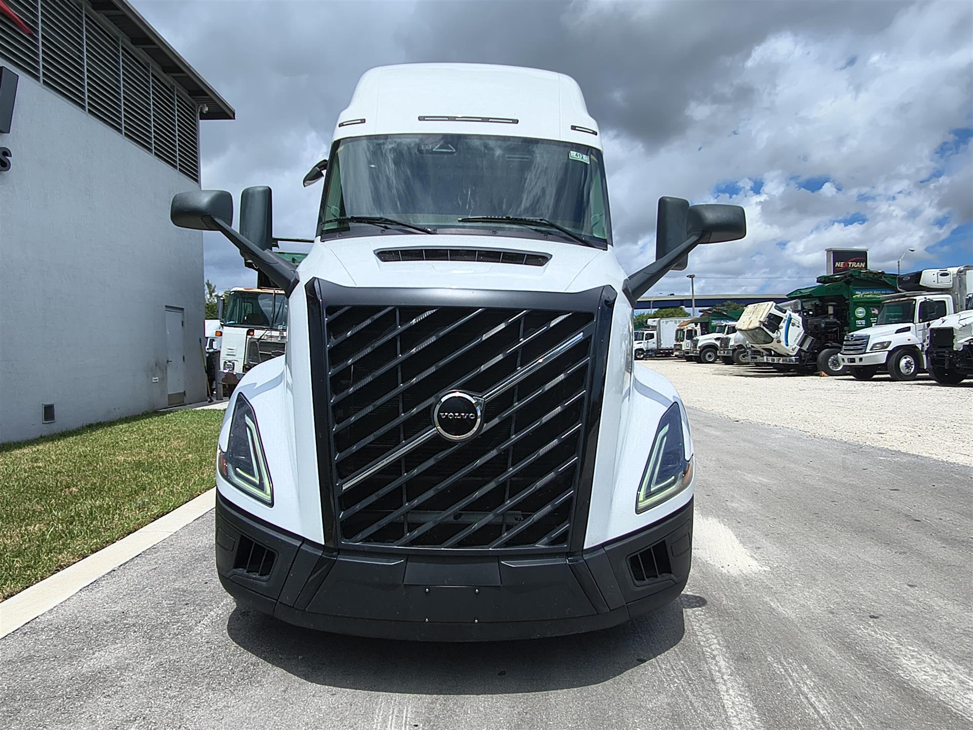 2025 Volvo VNL 860 in Fort Lauderdale, FL — photo 2