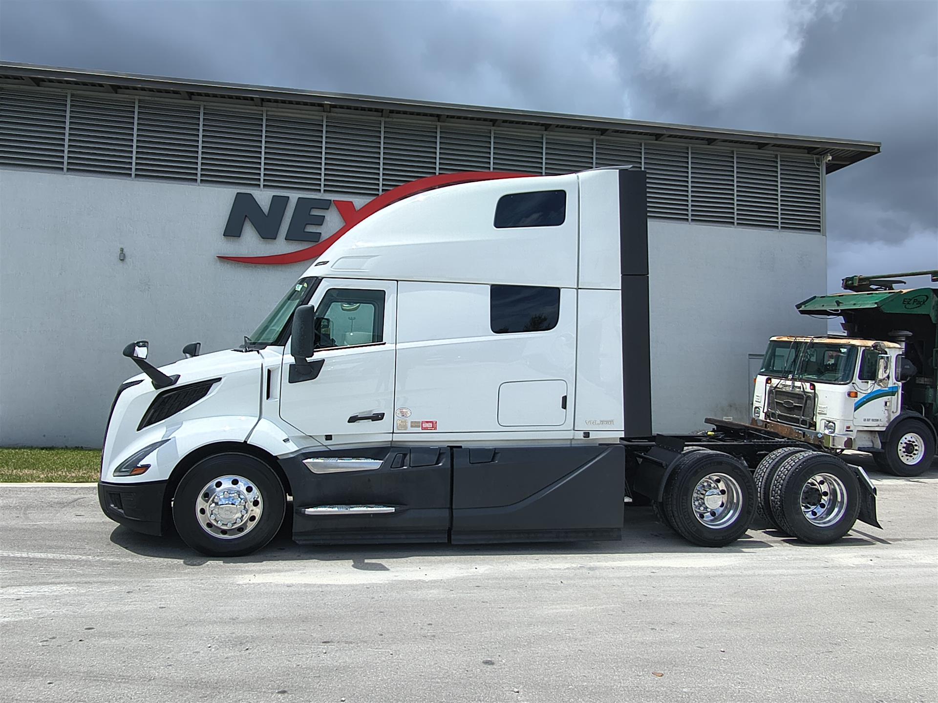 2025 Volvo VNL 860 in Fort Lauderdale, FL — photo 7