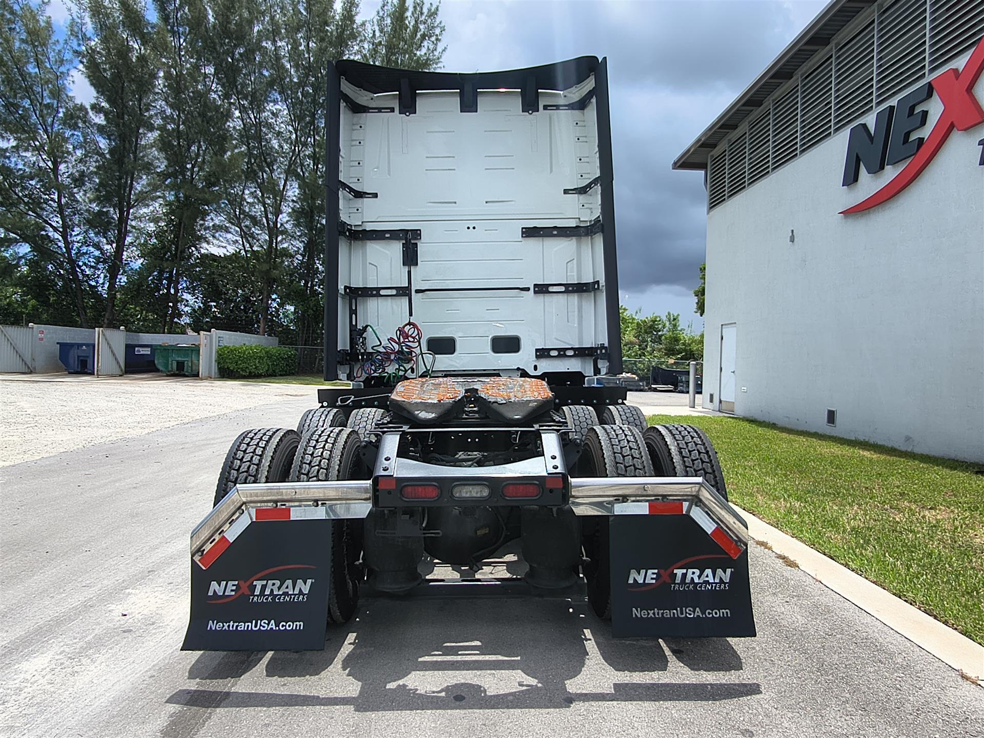 2025 Volvo VNL 860 in Fort Lauderdale, FL — photo 5