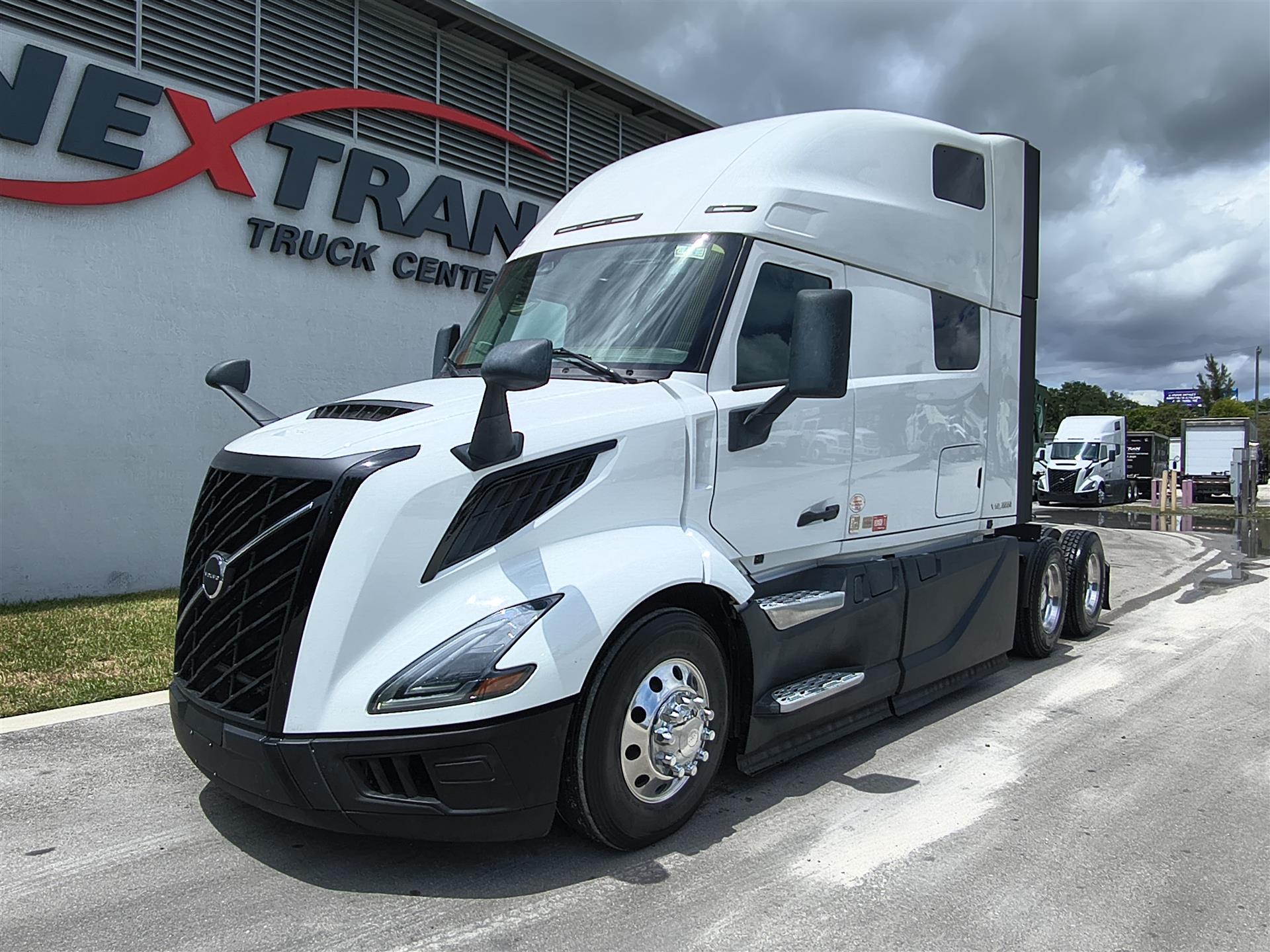 2025 Volvo VNL64T860