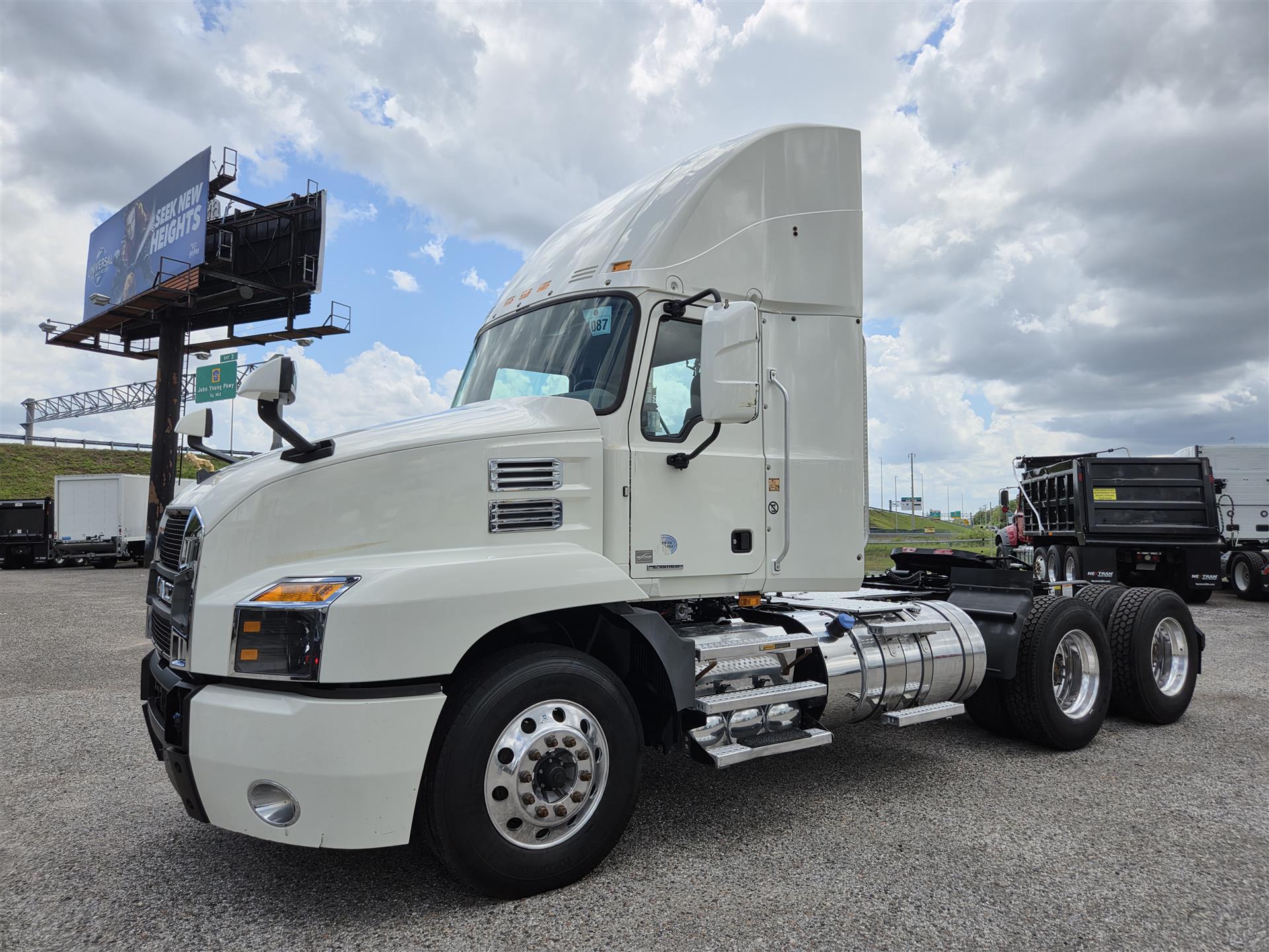 2019 Mack AN64T