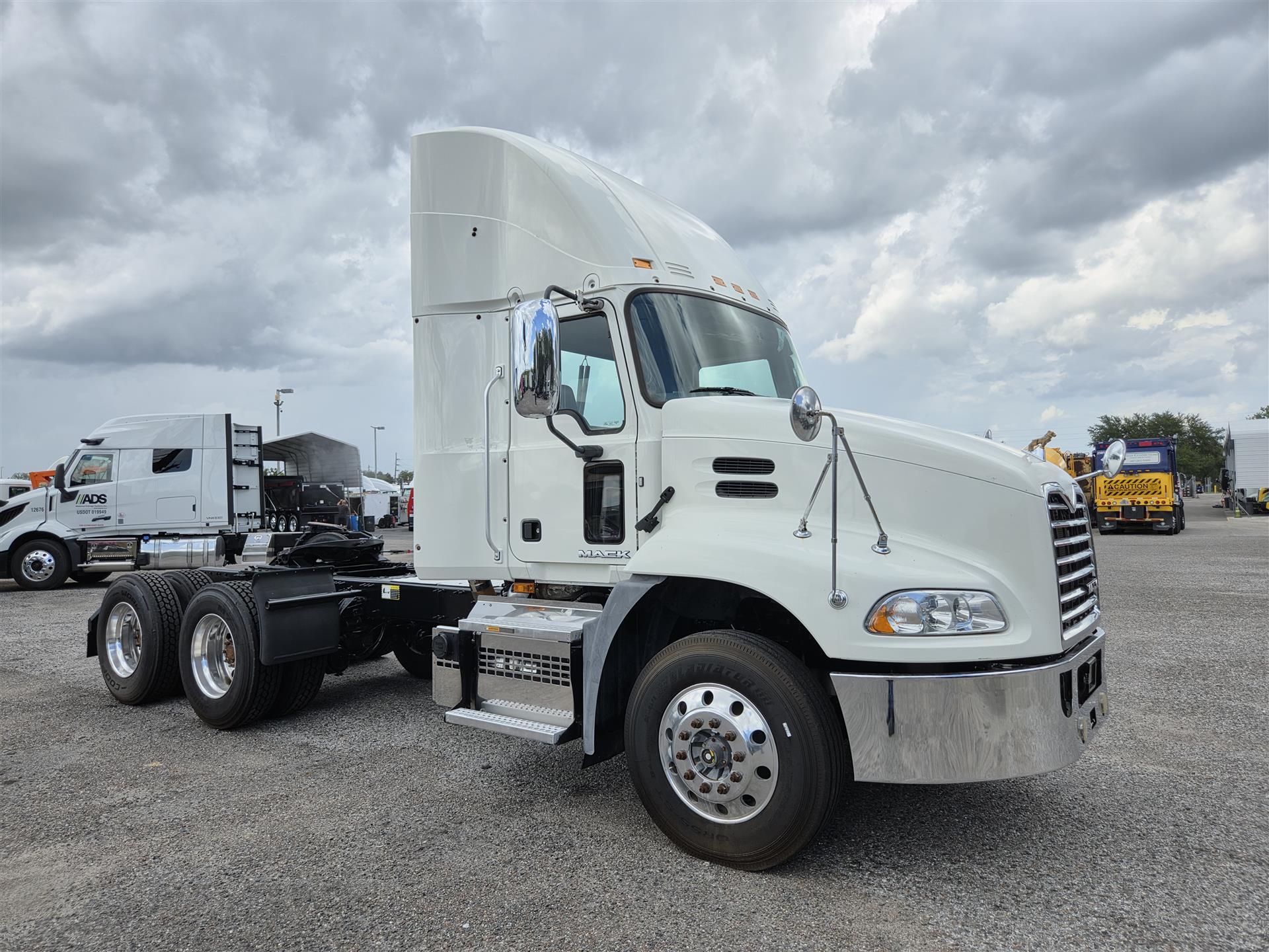 2018 Mack Pinnacle in Orlando, FL — photo 2