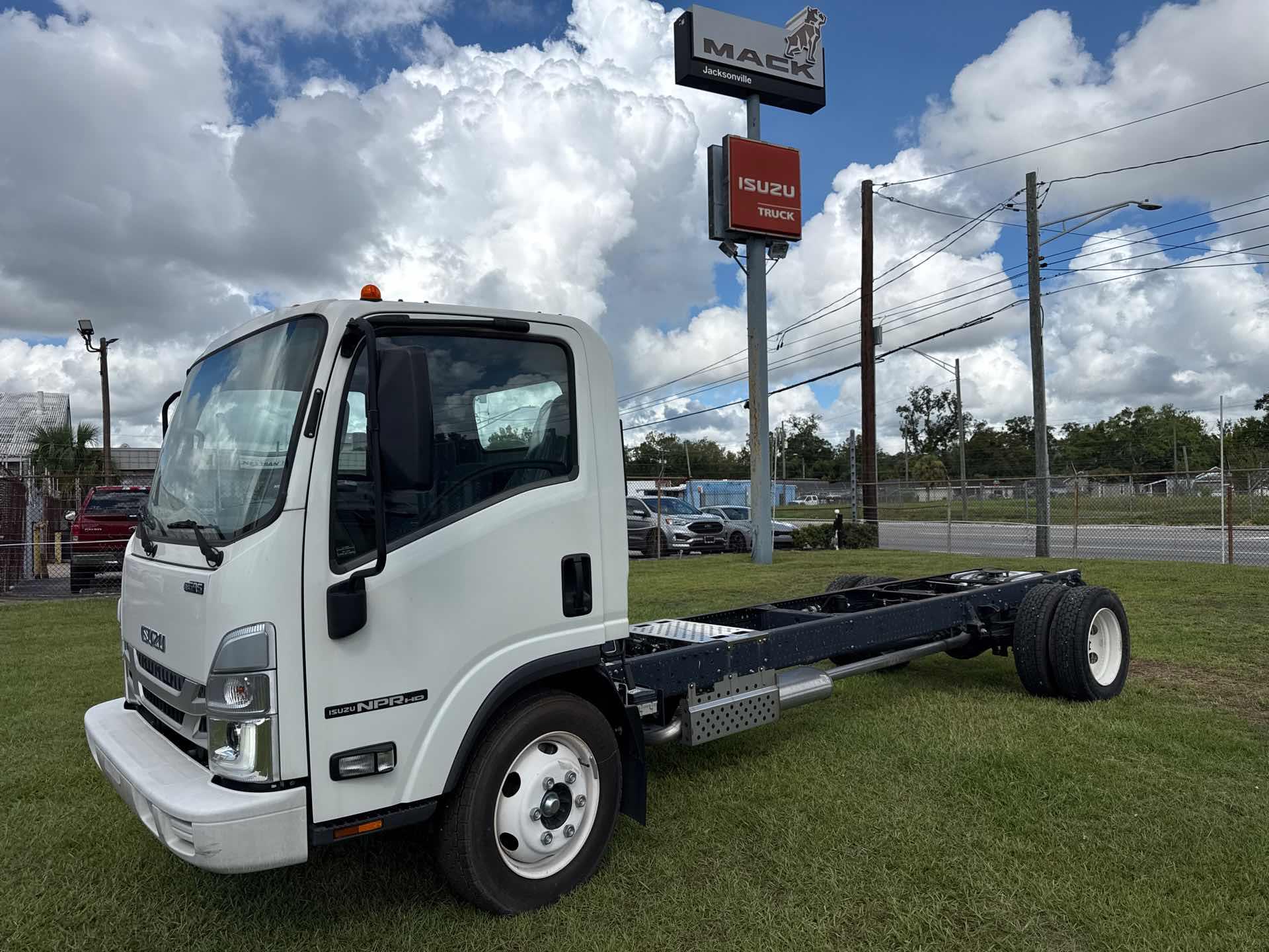 2024 Isuzu NPR-1F404