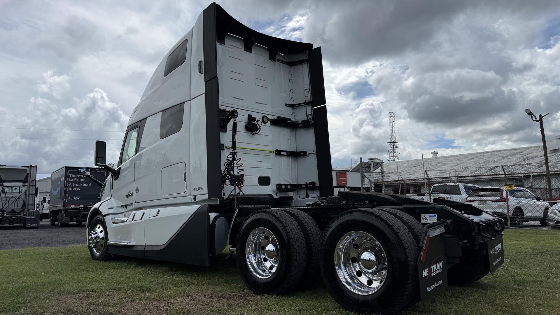 2025 Volvo VNL 860 in Jacksonville, FL — photo 3