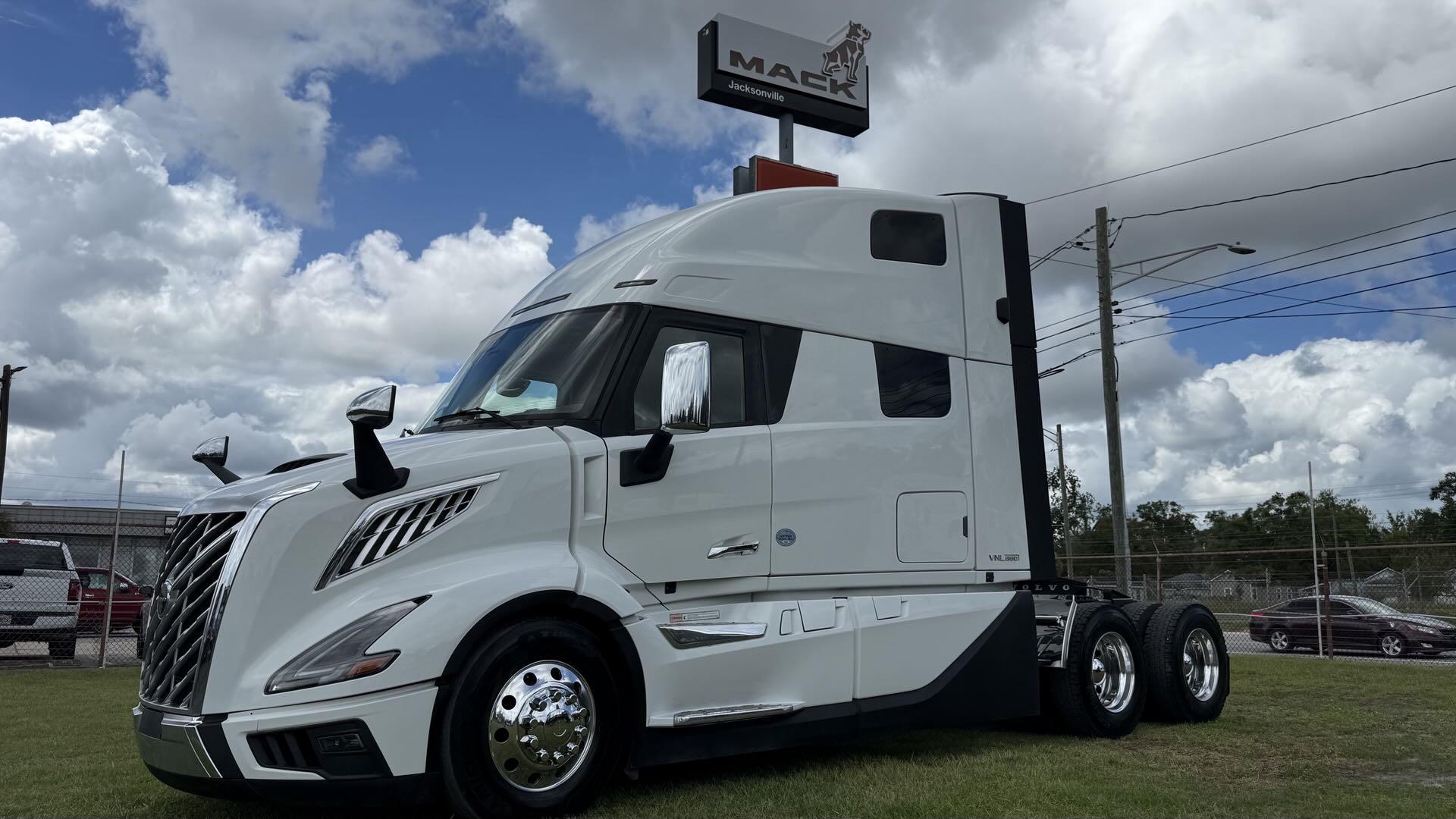 2025 Volvo VNL64T860