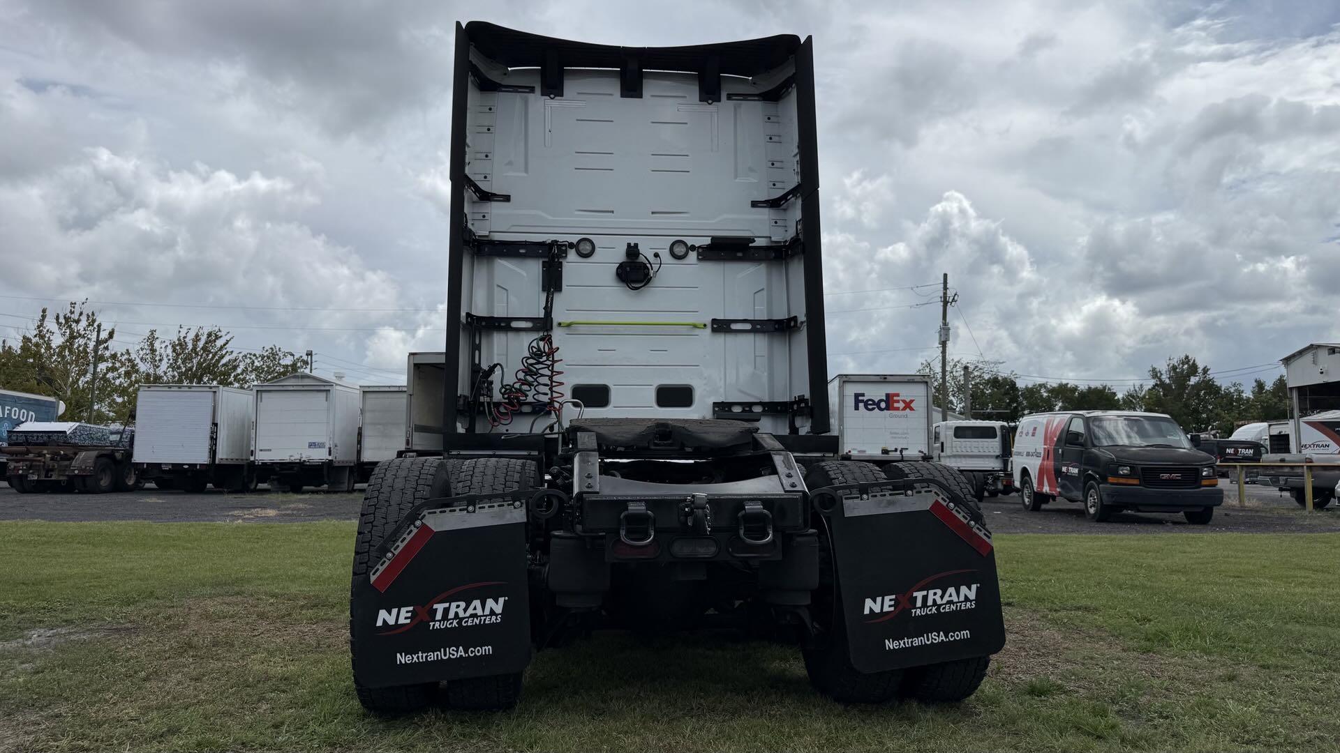 2025 Volvo VNL 860 in Jacksonville, FL — photo 4
