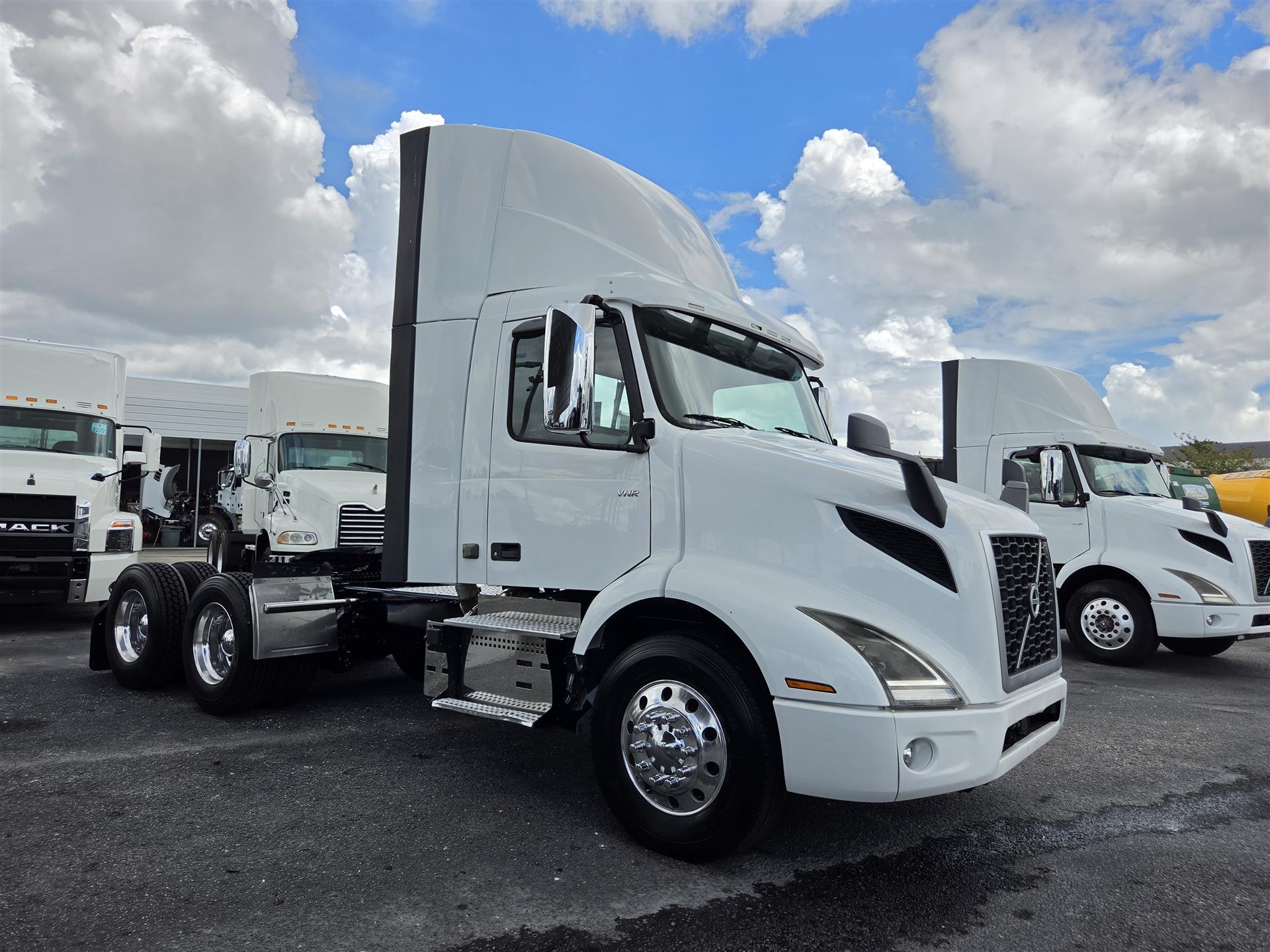 2019 Volvo VNR 640 in Orlando, FL — photo 2