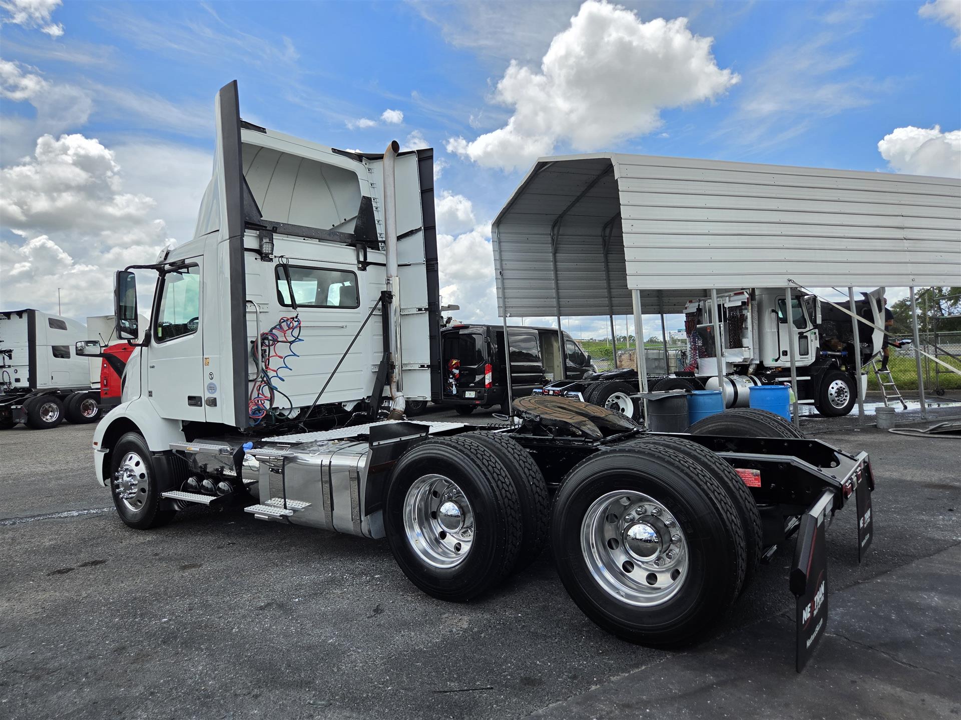 2019 Volvo VNR 640 in Orlando, FL — photo 3
