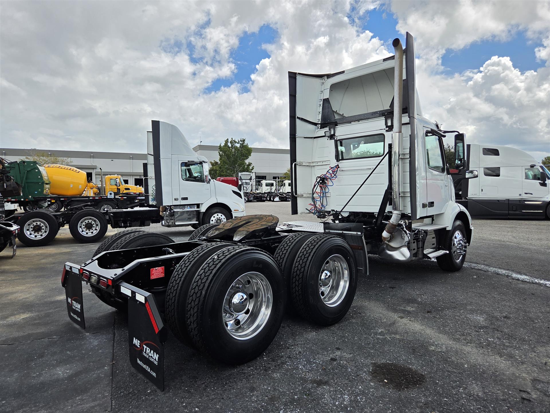2019 Volvo VNR 640 in Orlando, FL — photo 4
