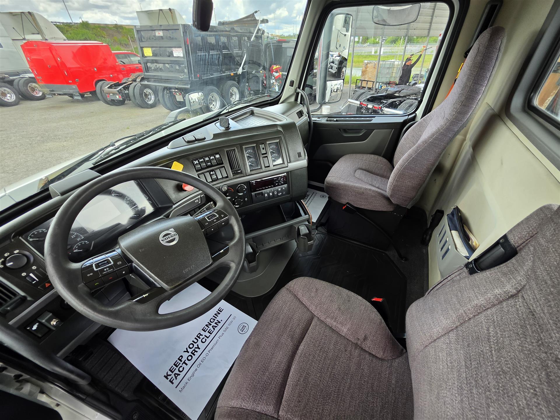 2019 Volvo VNR 640 in Orlando, FL — photo 5