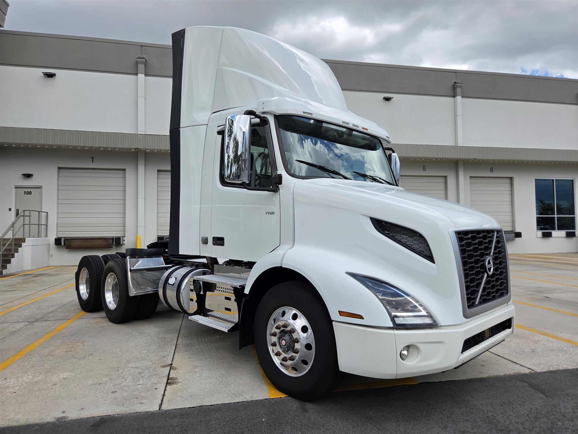 2019 Volvo VNR 640 in Orlando, FL — photo 2