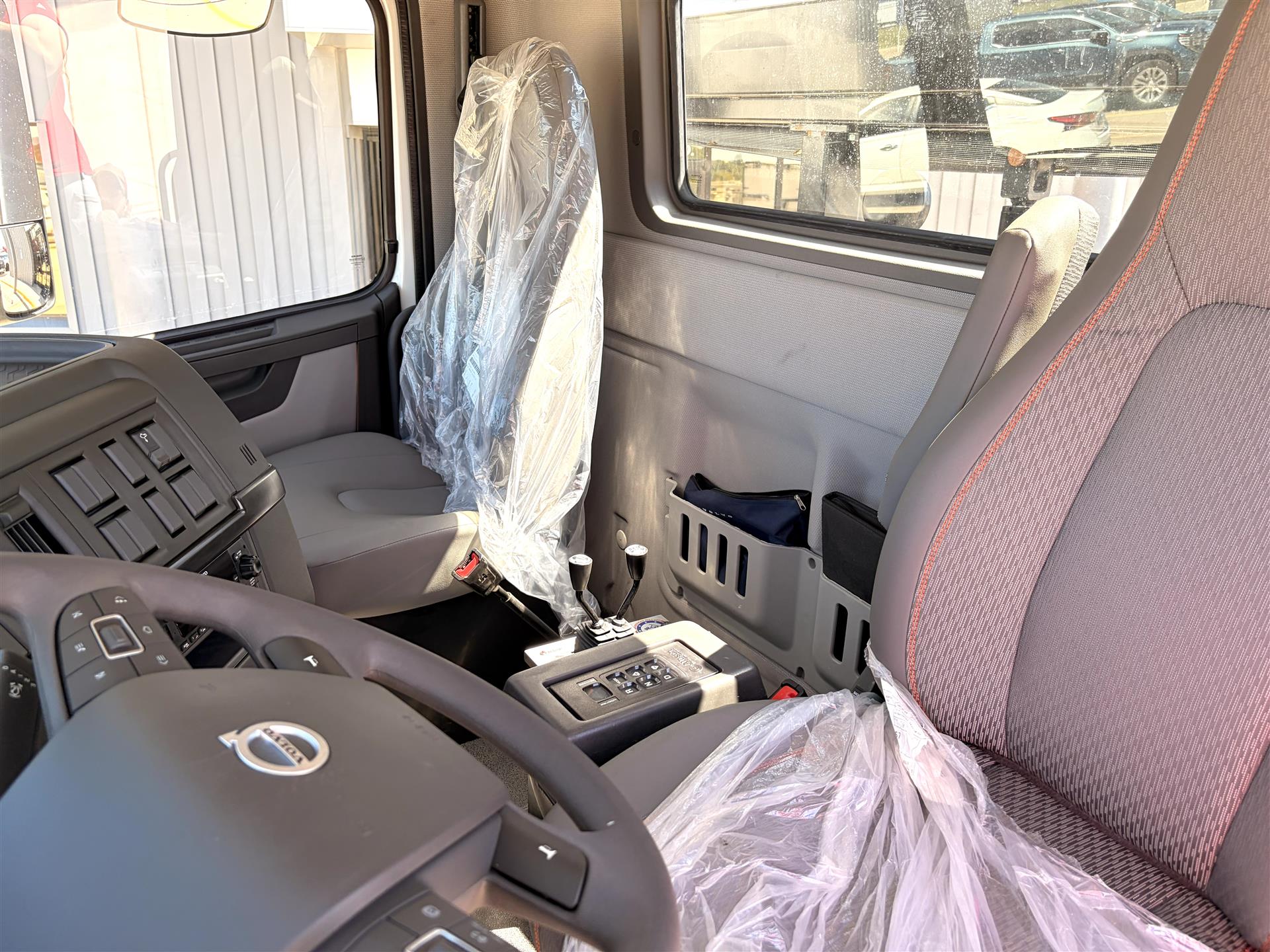 2027 Volvo VHD 300 in Kansas City, MO — photo 6