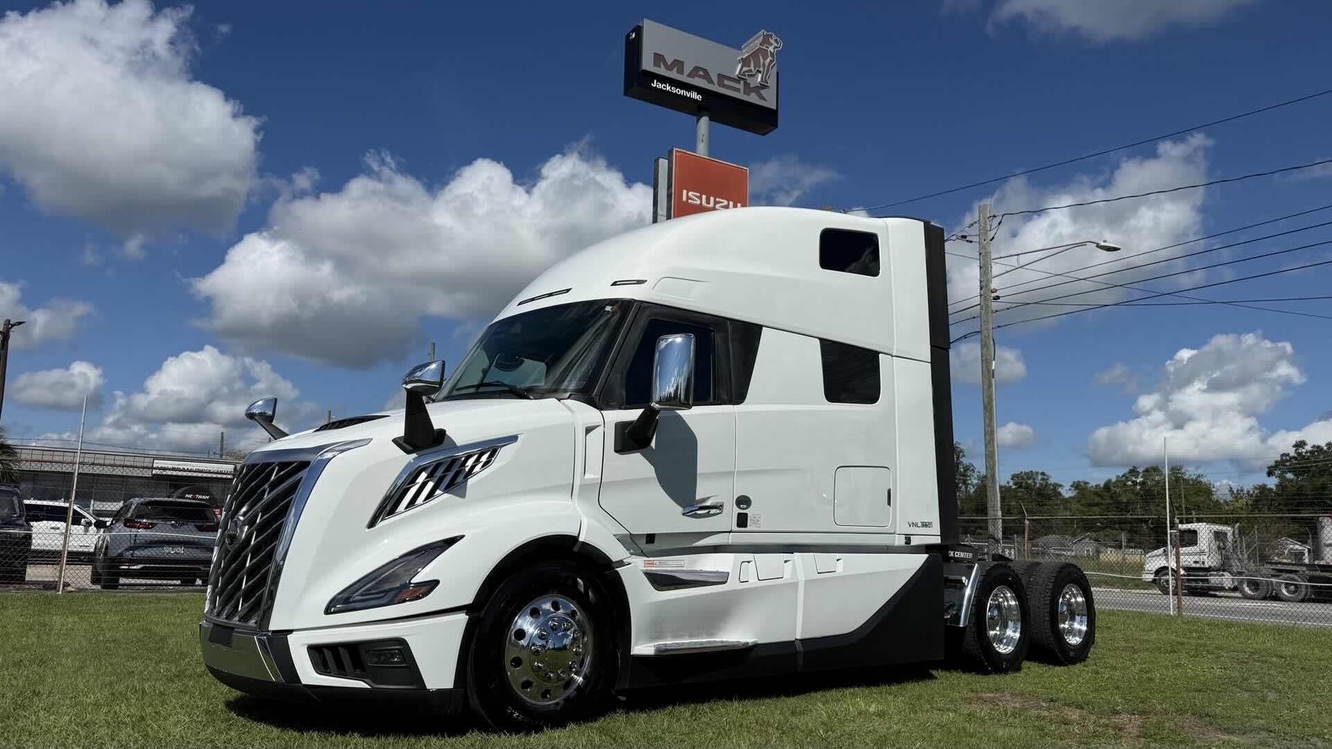 2025 Volvo VNL64T860