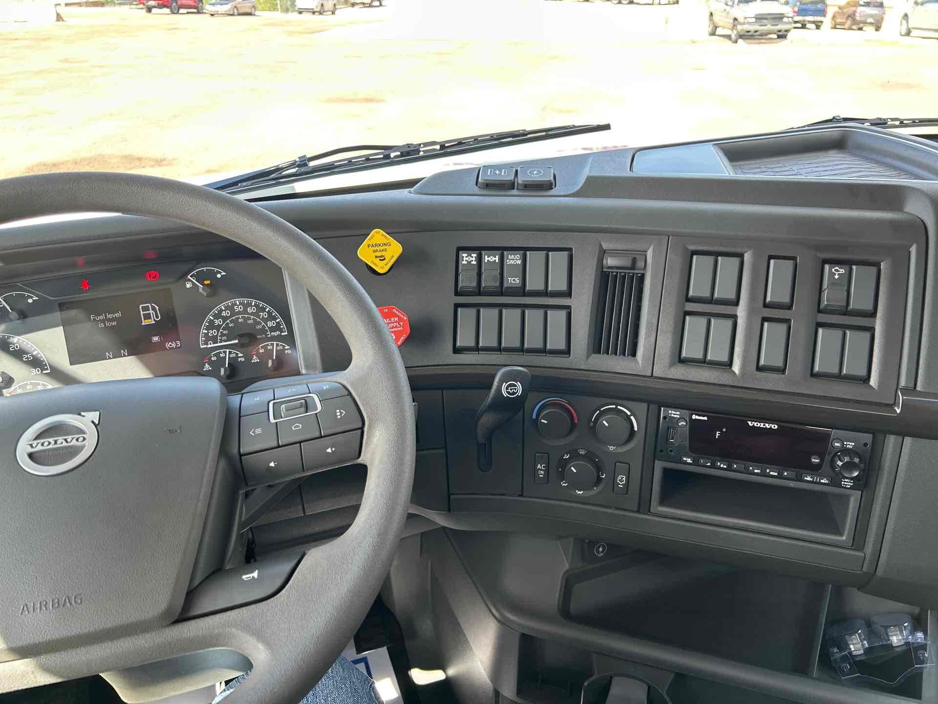 2027 Volvo VHD 300 in Commerce City, CO — photo 8