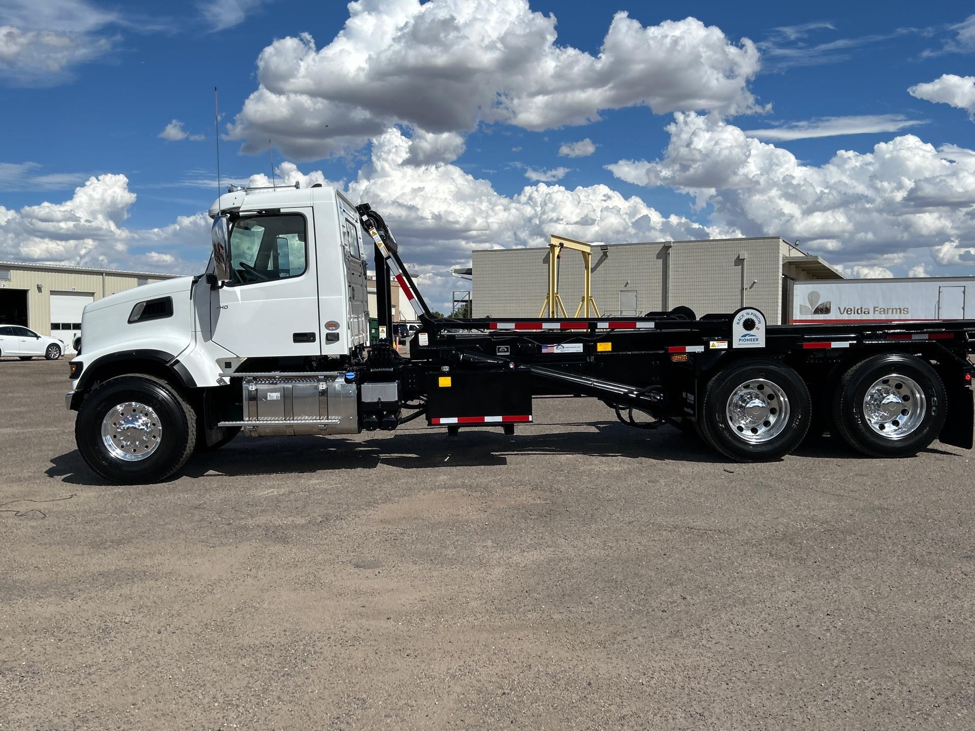 2027 Volvo VHD 300 in Commerce City, CO — photo 2