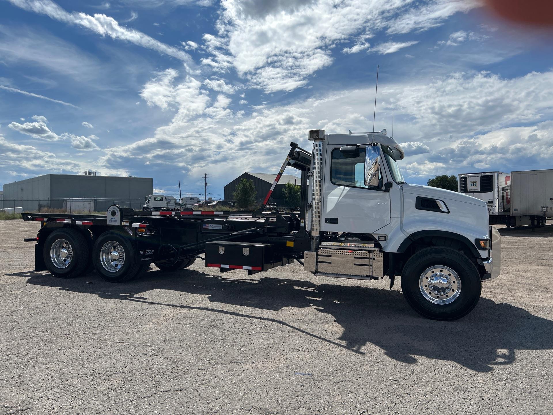 2027 Volvo VHD 300 in Commerce City, CO — photo 5
