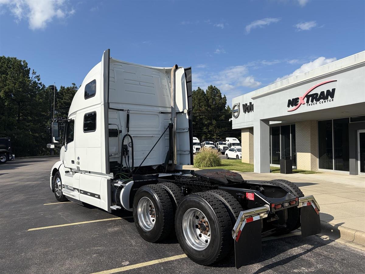 2023 Volvo VNL 860 in Kansas City, MO — photo 6