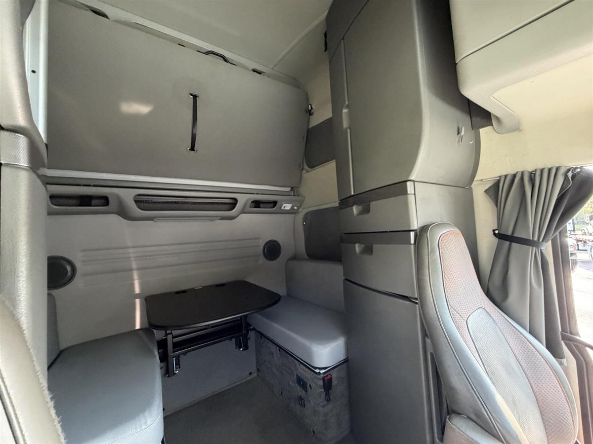 2023 Volvo VNL 860 in Kansas City, MO — photo 8