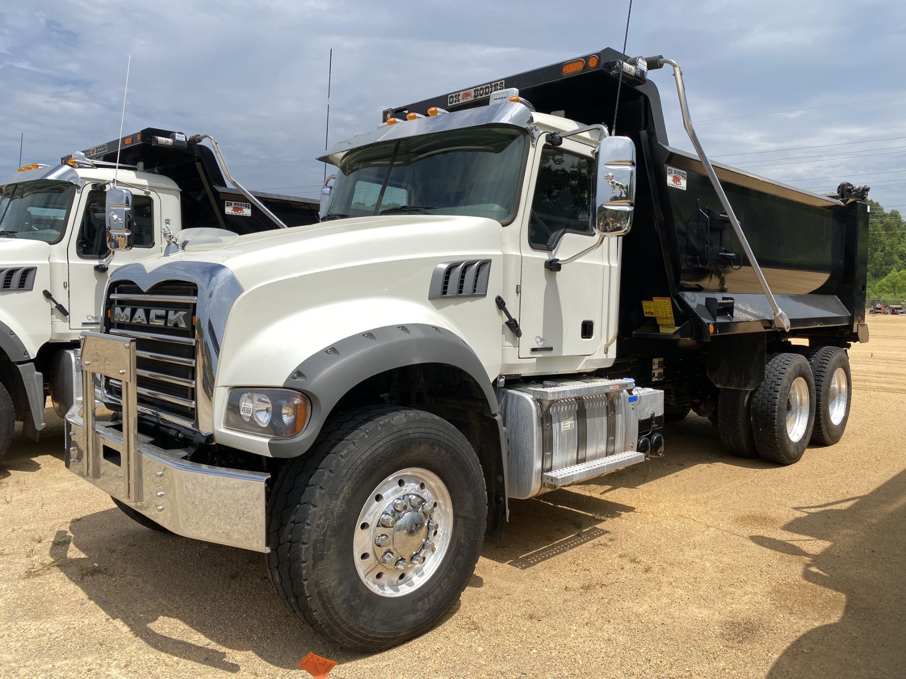 2023 Mack GR64F