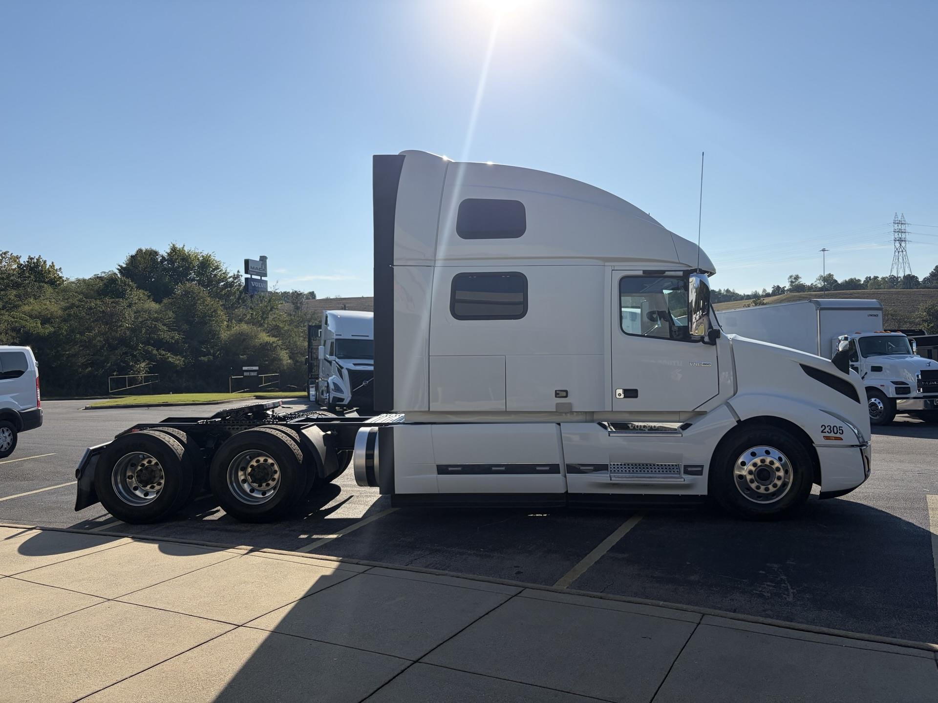 2023 Volvo VNL 860 in Fultondale, AL — photo 4