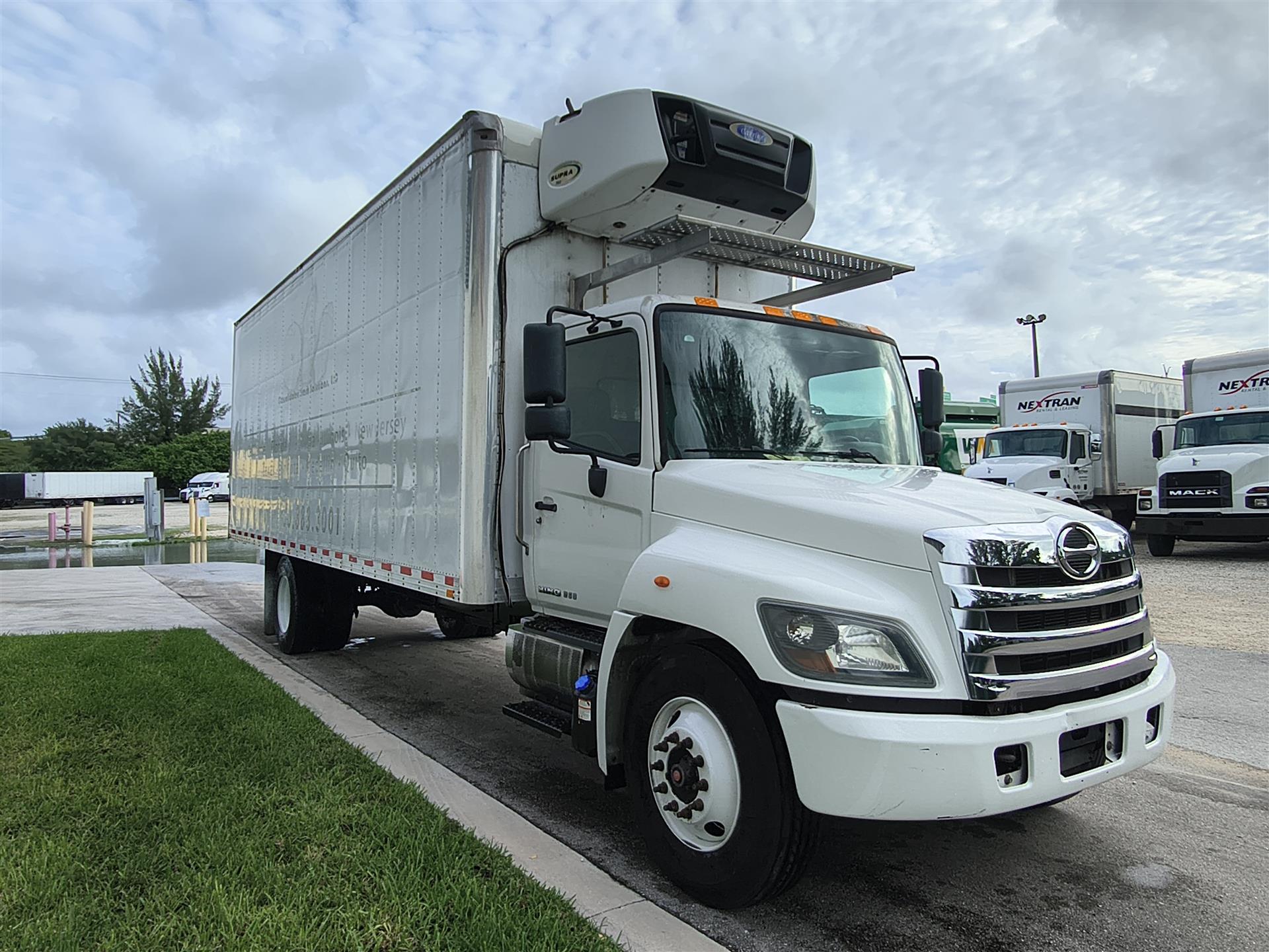 2020 Hino 268 in Fort Lauderdale, FL — photo 3