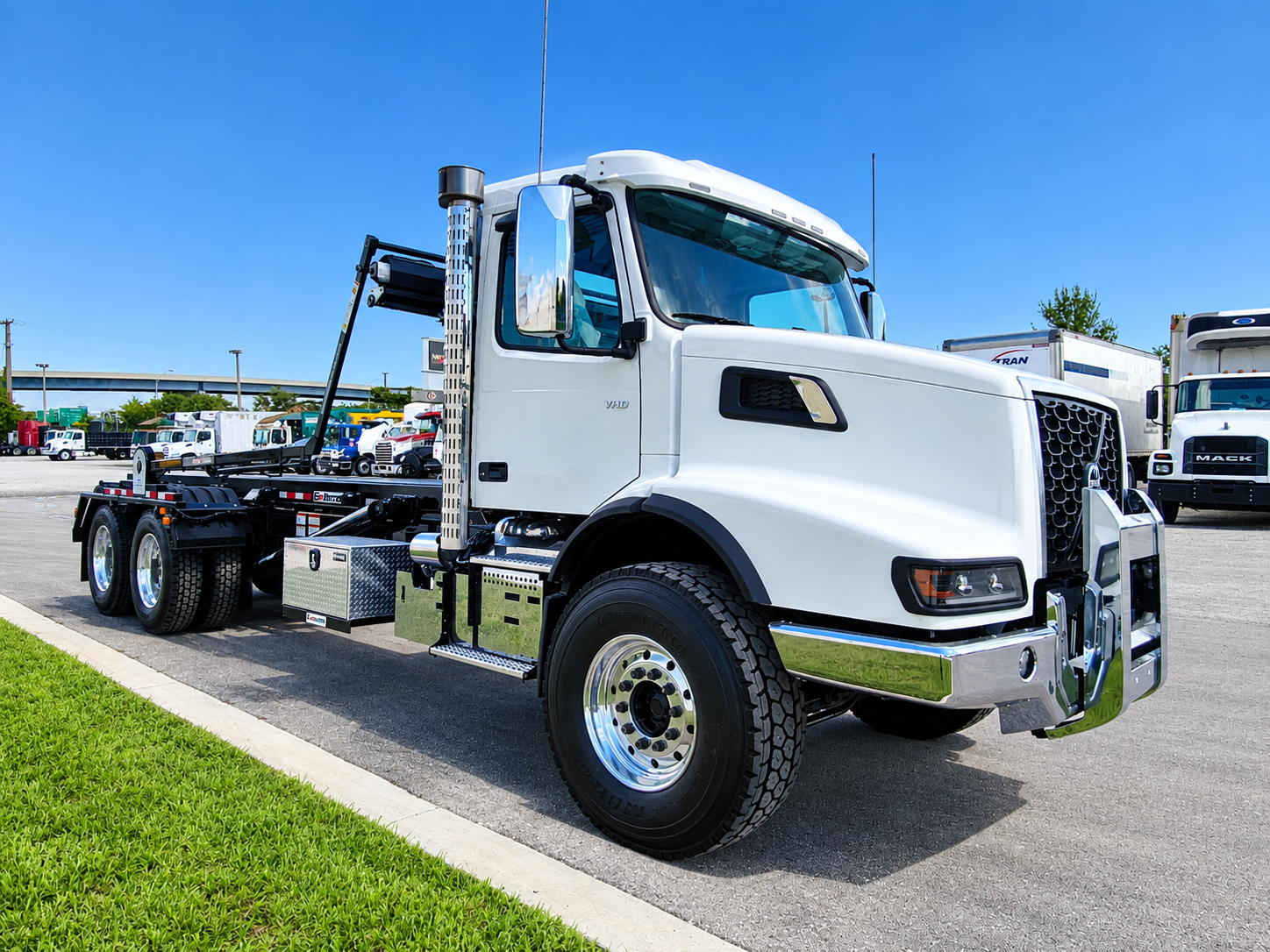 2027 Volvo VHD 300 in Fort Lauderdale, FL — photo 3