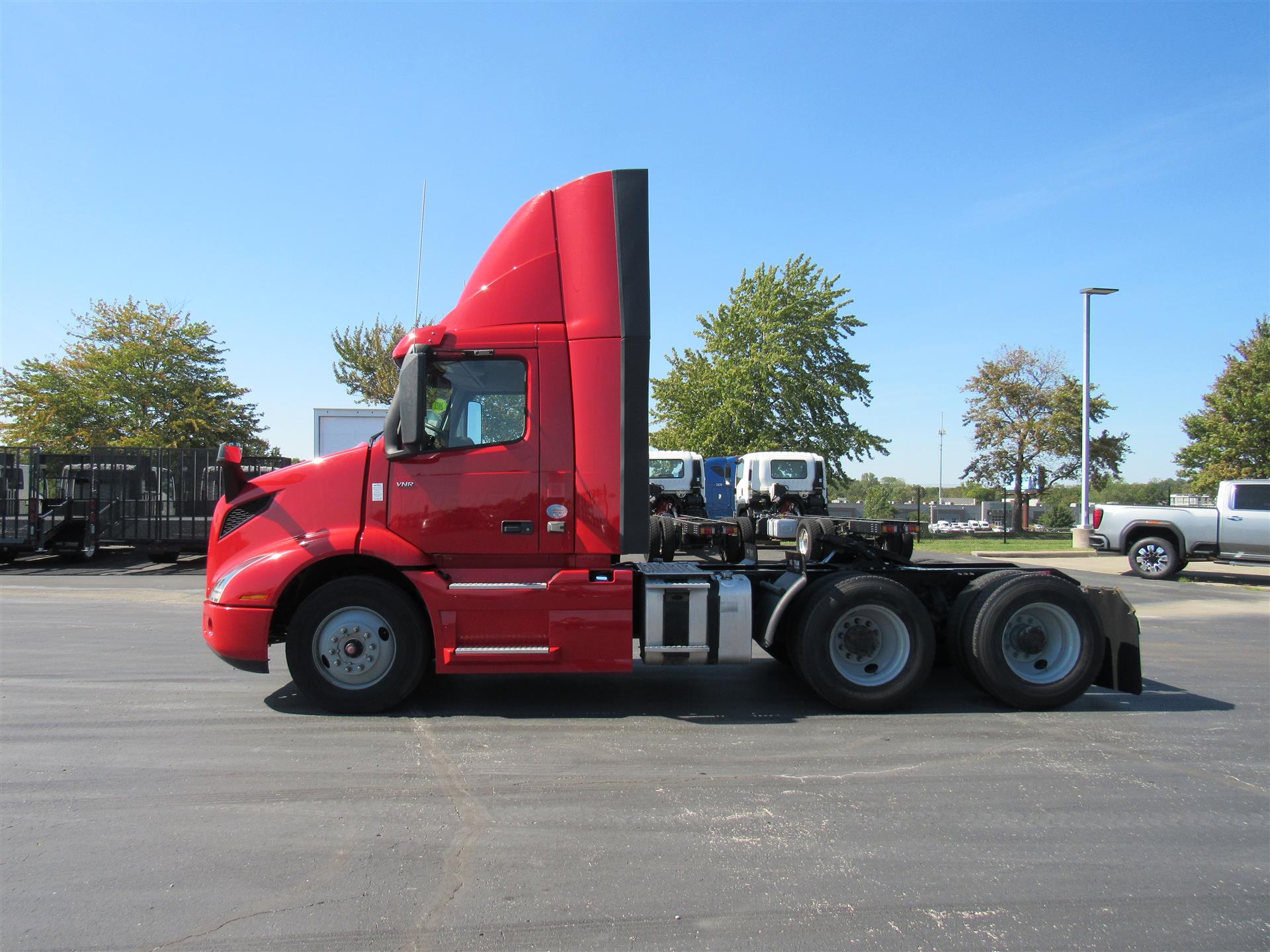 2022 Volvo VNR 640 in Kansas City, MO — photo 2