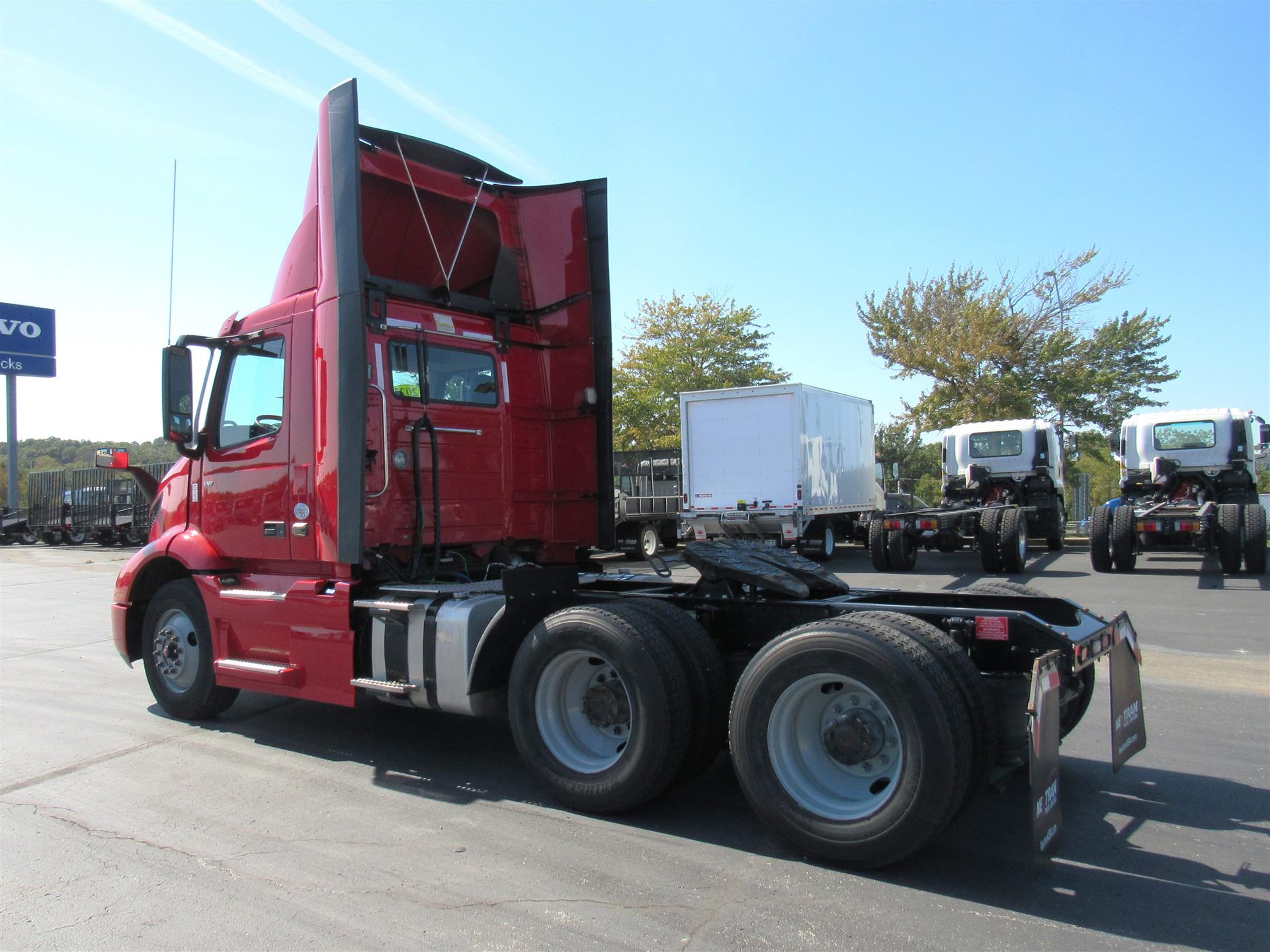 2022 Volvo VNR 640 in Kansas City, MO — photo 3