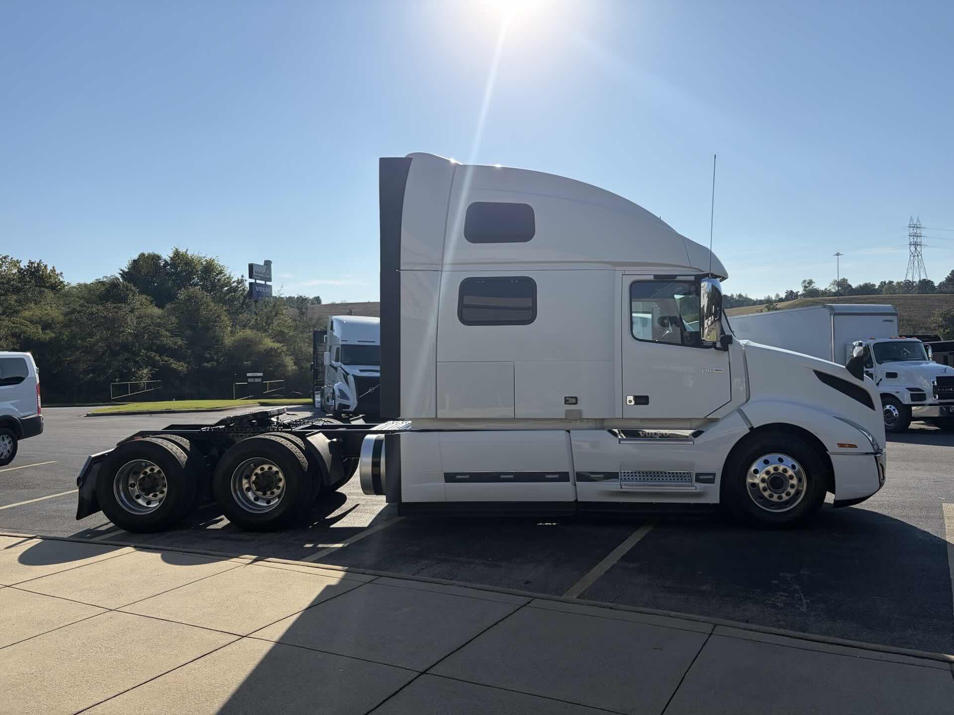 2023 Volvo VNL 860 in Fultondale, AL — photo 4