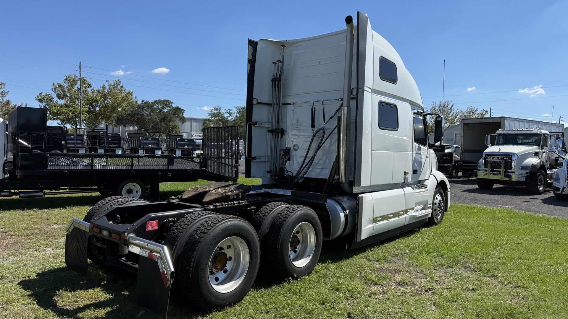 2023 Volvo VNL 860 in Orlando, FL — photo 5
