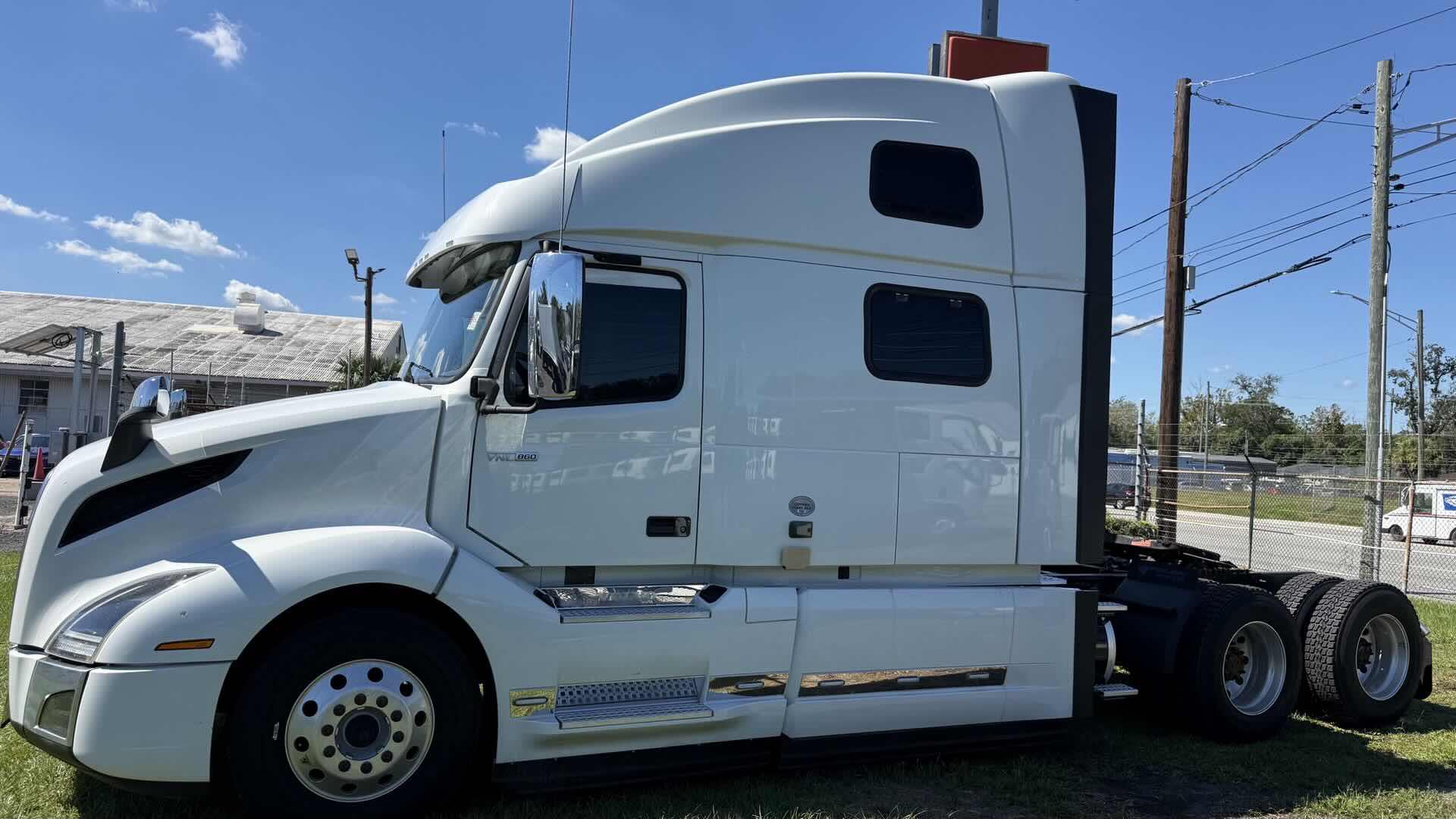 2023 Volvo VNL 860 in Orlando, FL — photo 2