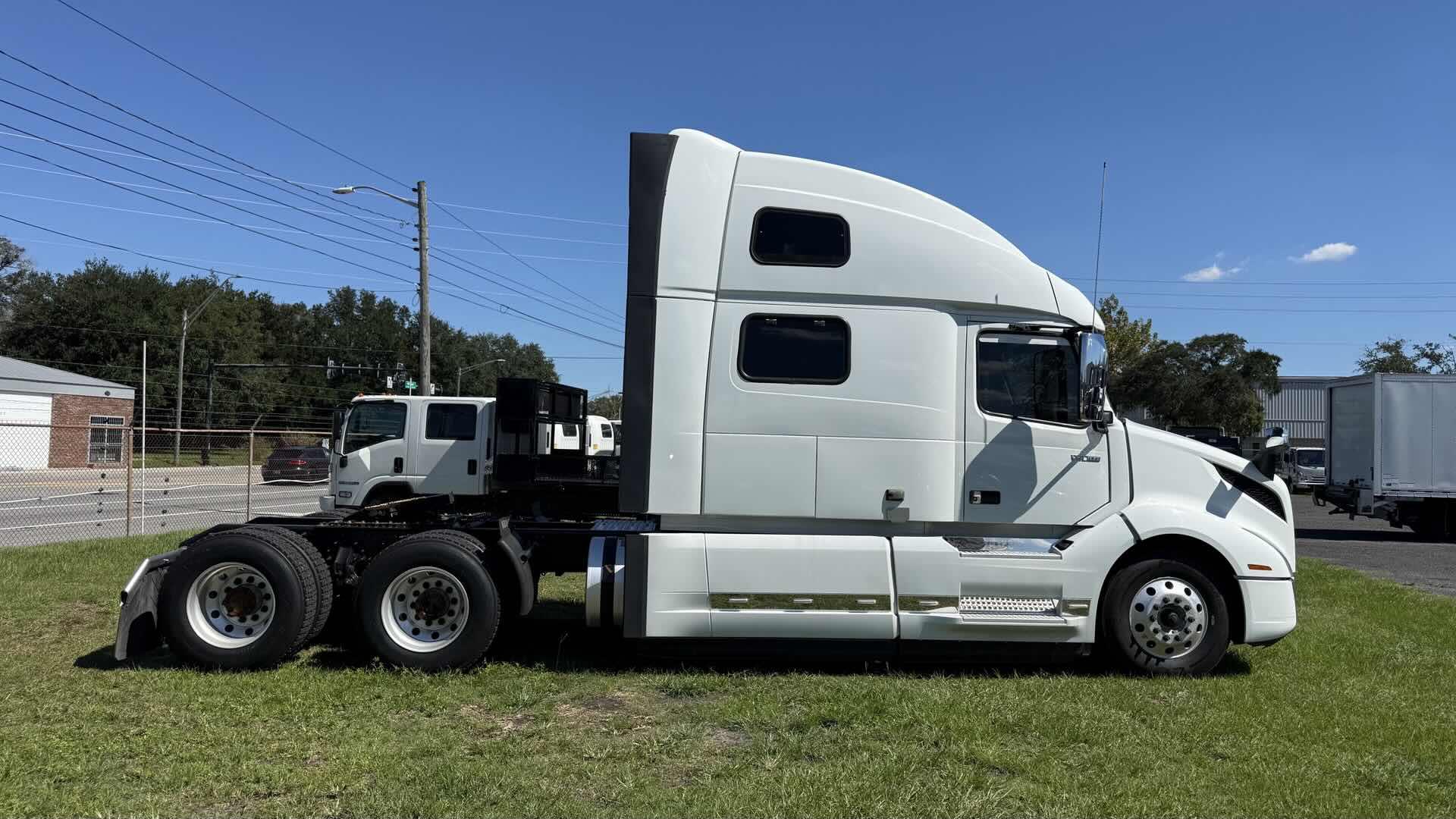2023 Volvo VNL 860 in Orlando, FL — photo 6
