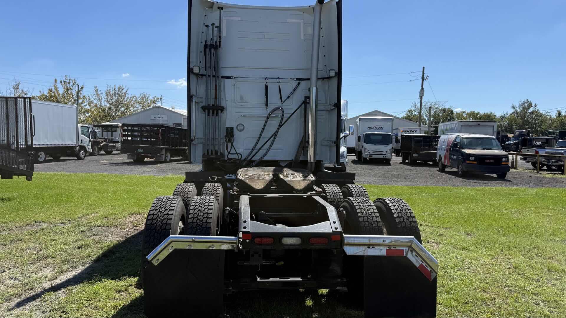 2023 Volvo VNL 860 in Orlando, FL — photo 4