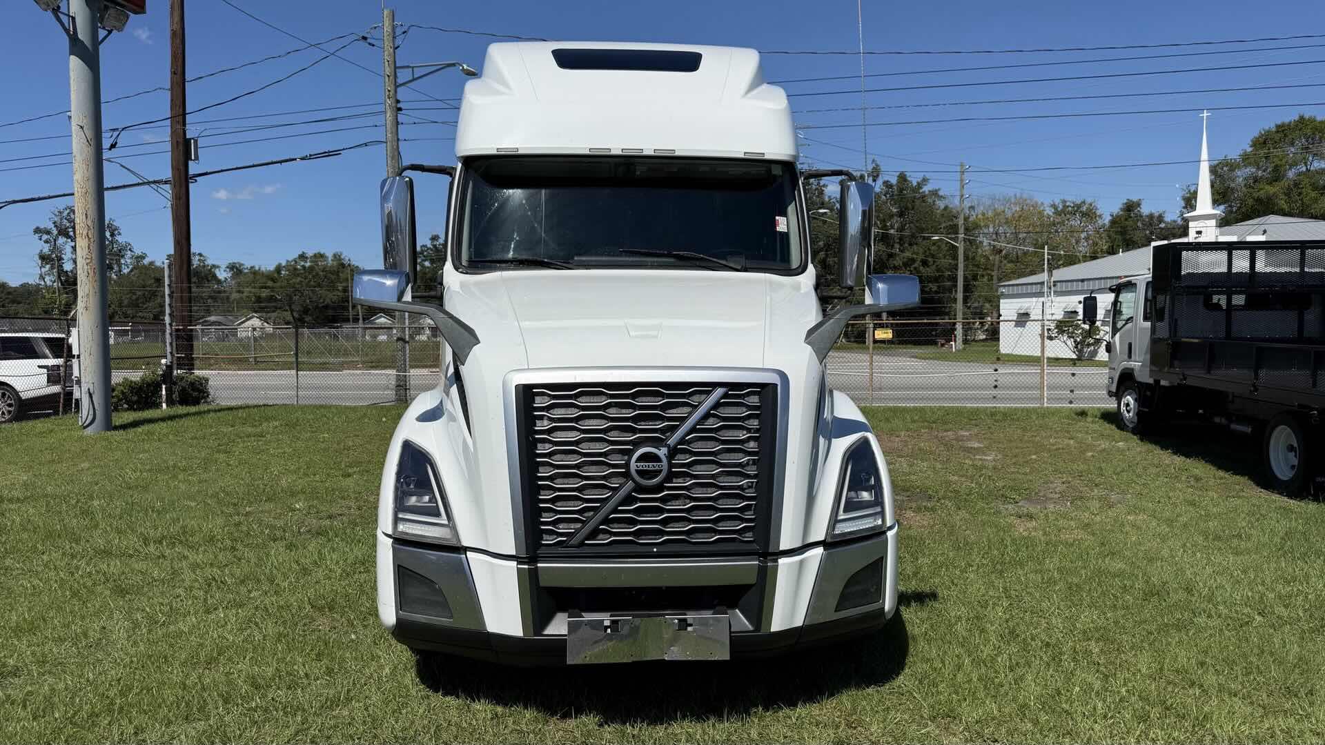 2023 Volvo VNL 860 in Orlando, FL — photo 8