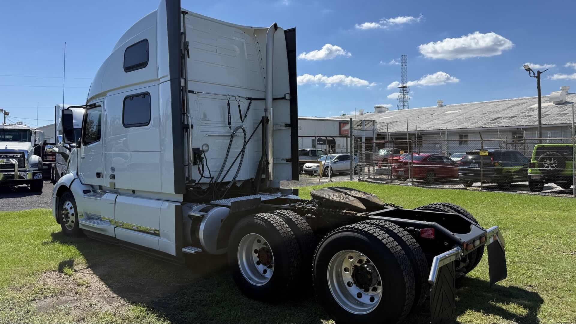 2023 Volvo VNL 860 in Orlando, FL — photo 3