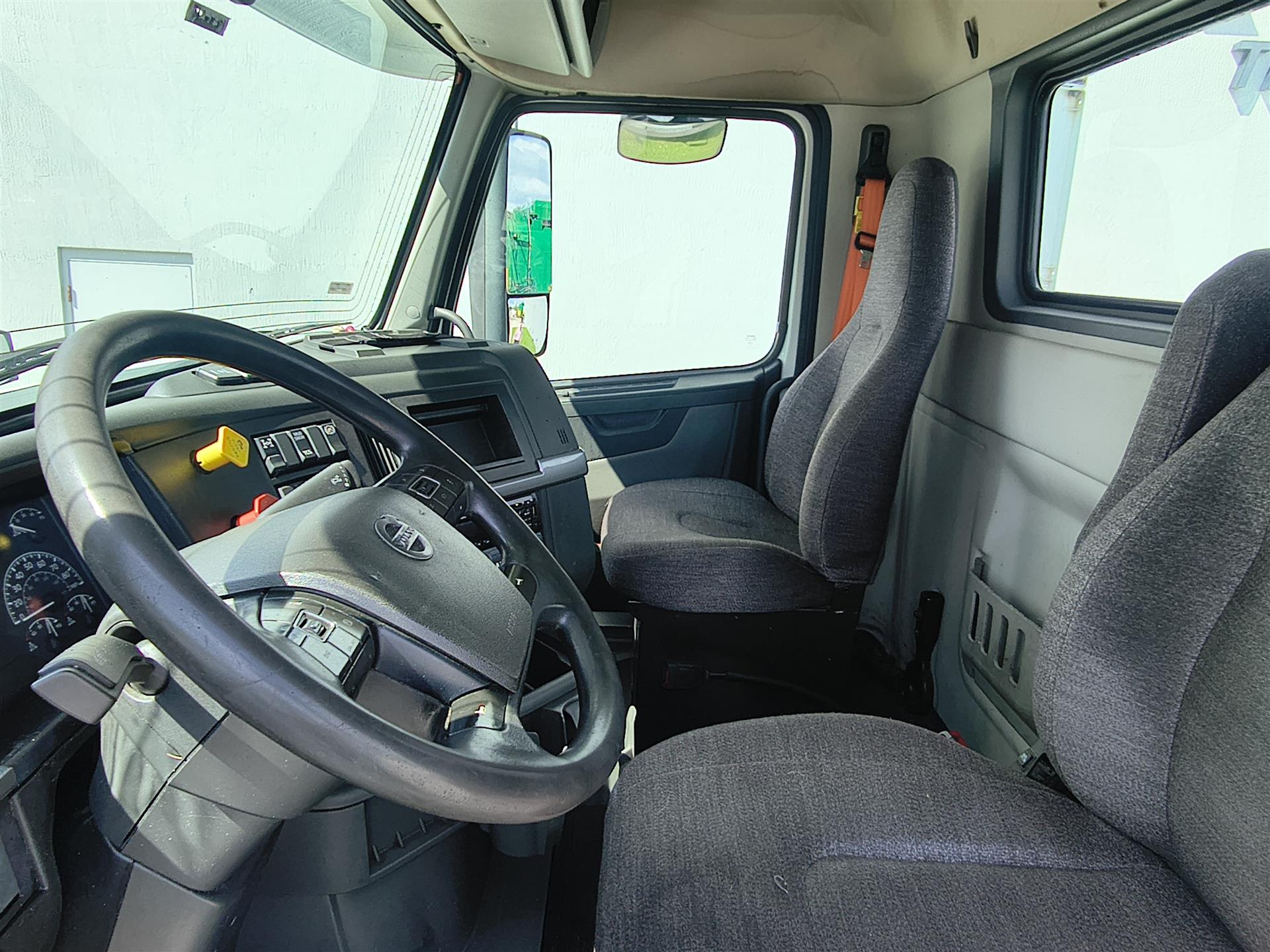 2019 Volvo VNR 640 in Fort Lauderdale, FL — photo 5