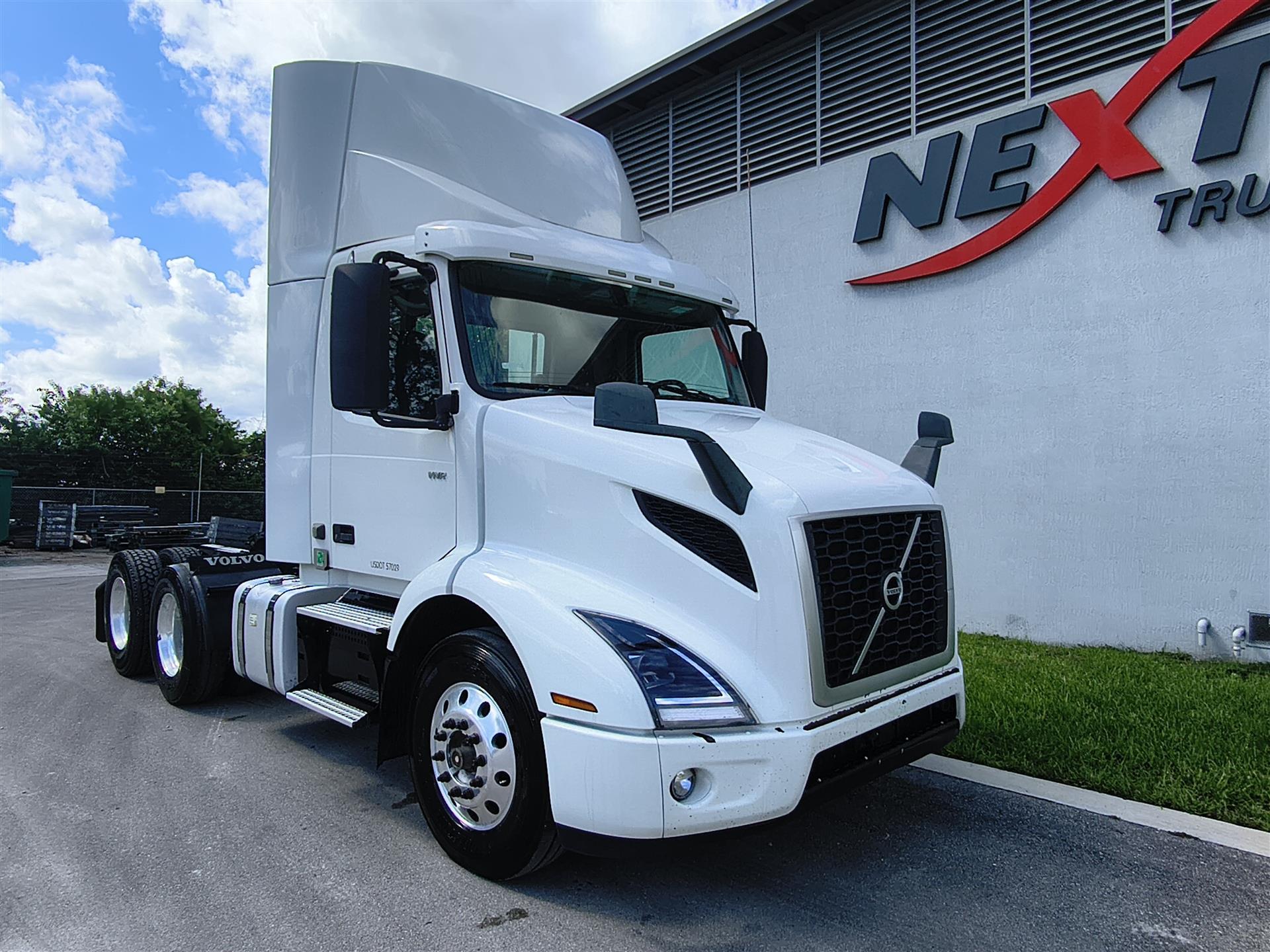 2020 Volvo VNR 640 in Fort Lauderdale, FL — photo 2