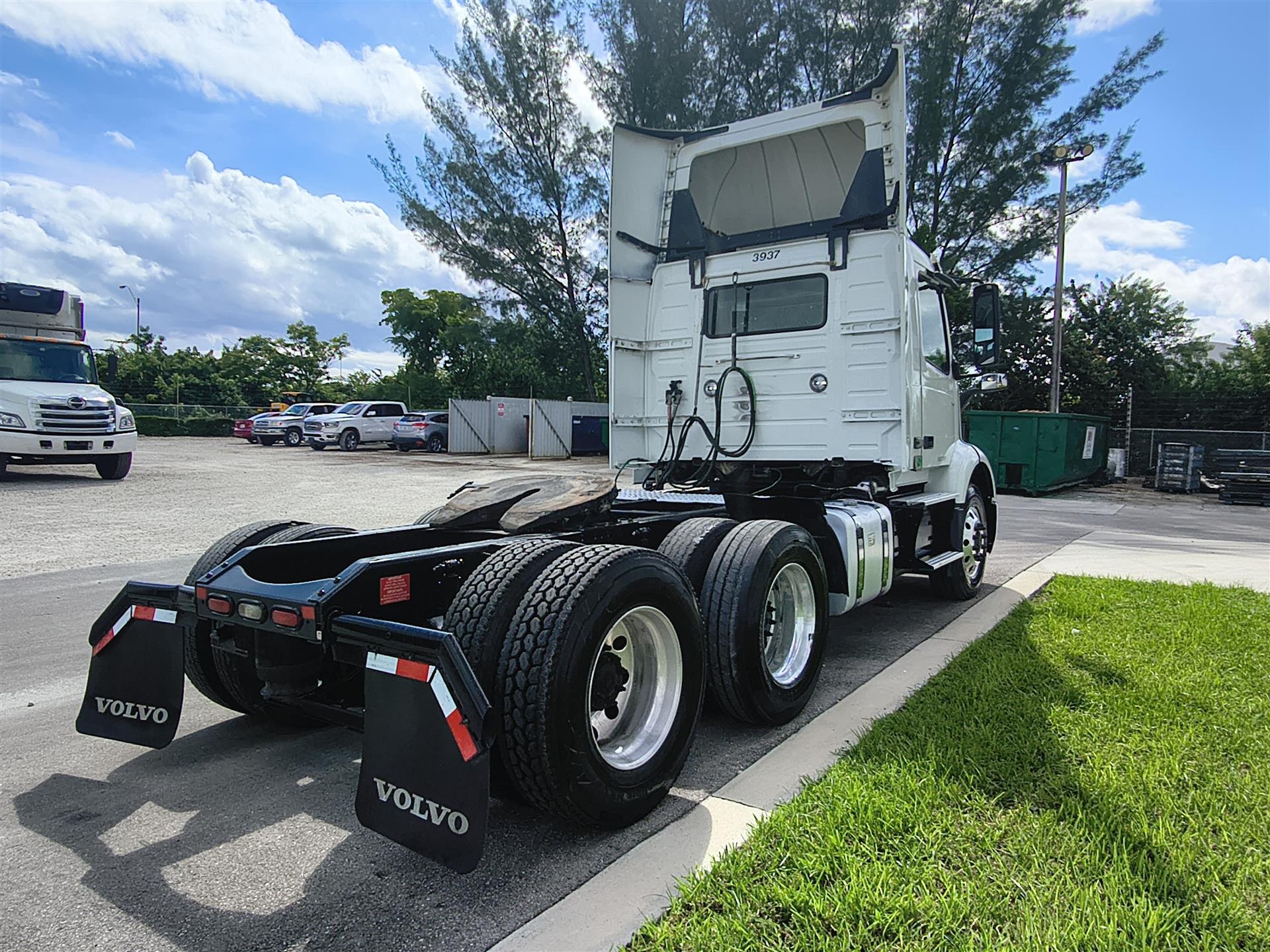 2020 Volvo VNR 640 in Fort Lauderdale, FL — photo 3