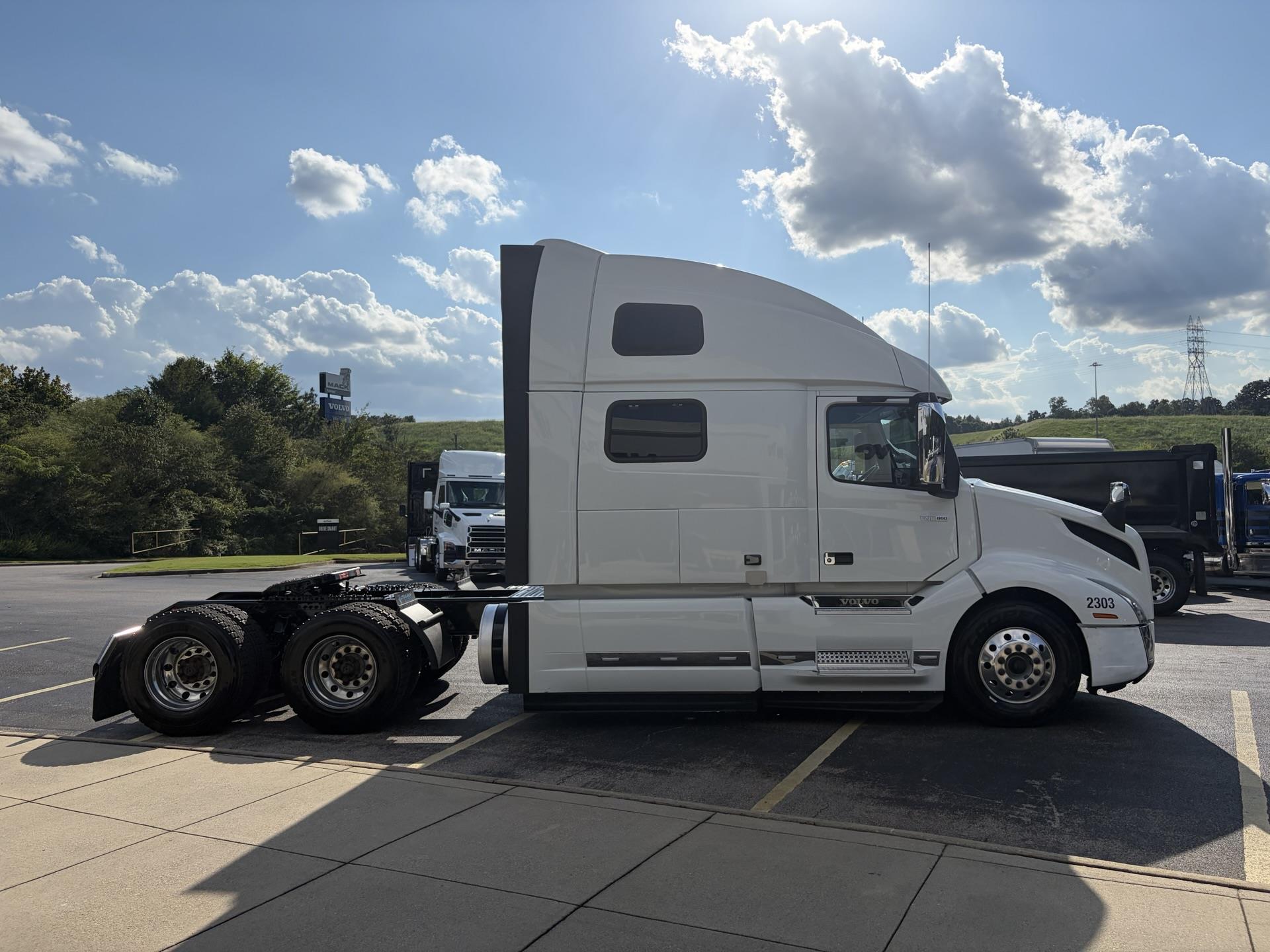 2023 Volvo VNL 860 in Fultondale, AL — photo 4